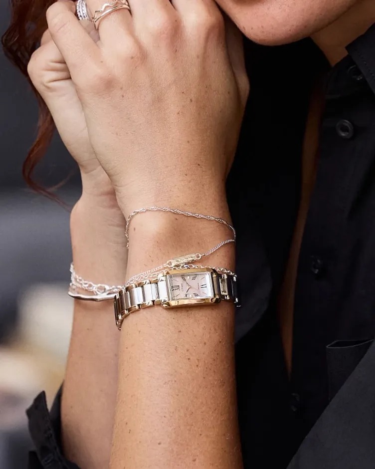 Citizen 星辰 L SQUARE Collection analog solar Eco-Drive ladies watch EW5624-54Y L女裝系列全新腕錶秉承典雅設計 珍珠貝殼錶盤,圓潤俐落的方形錶殼細膩優美, 結合輕奢金屬質感