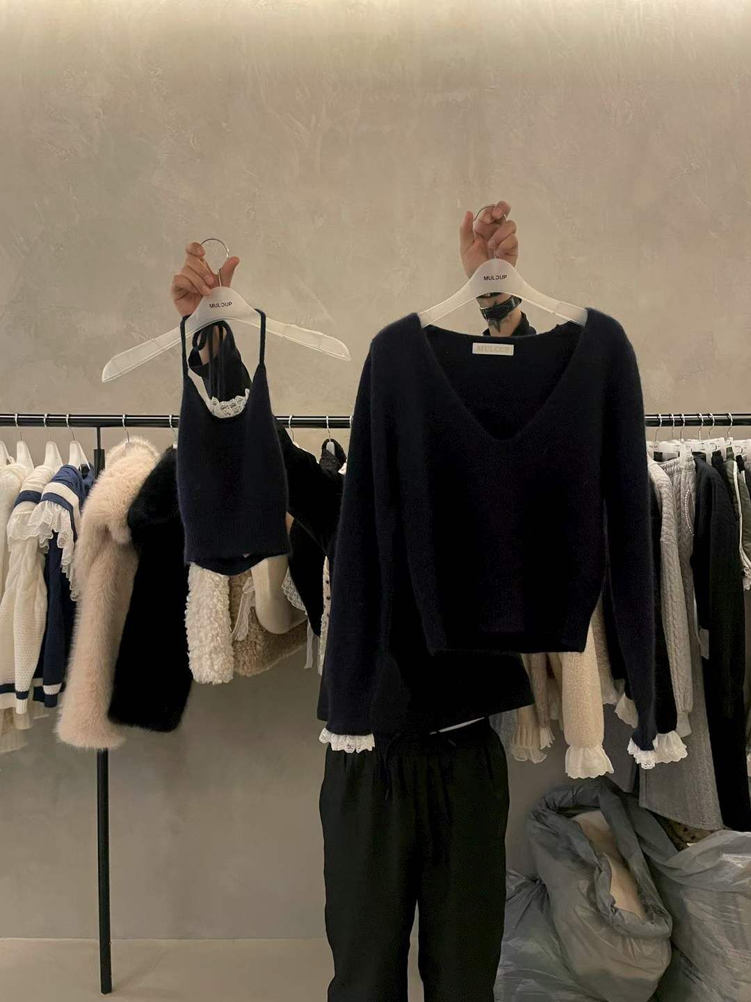 MP5439 軟糯綁結蕾絲掛脖背心V領上衣 *特價* (優惠碼同充值購物金不適用)