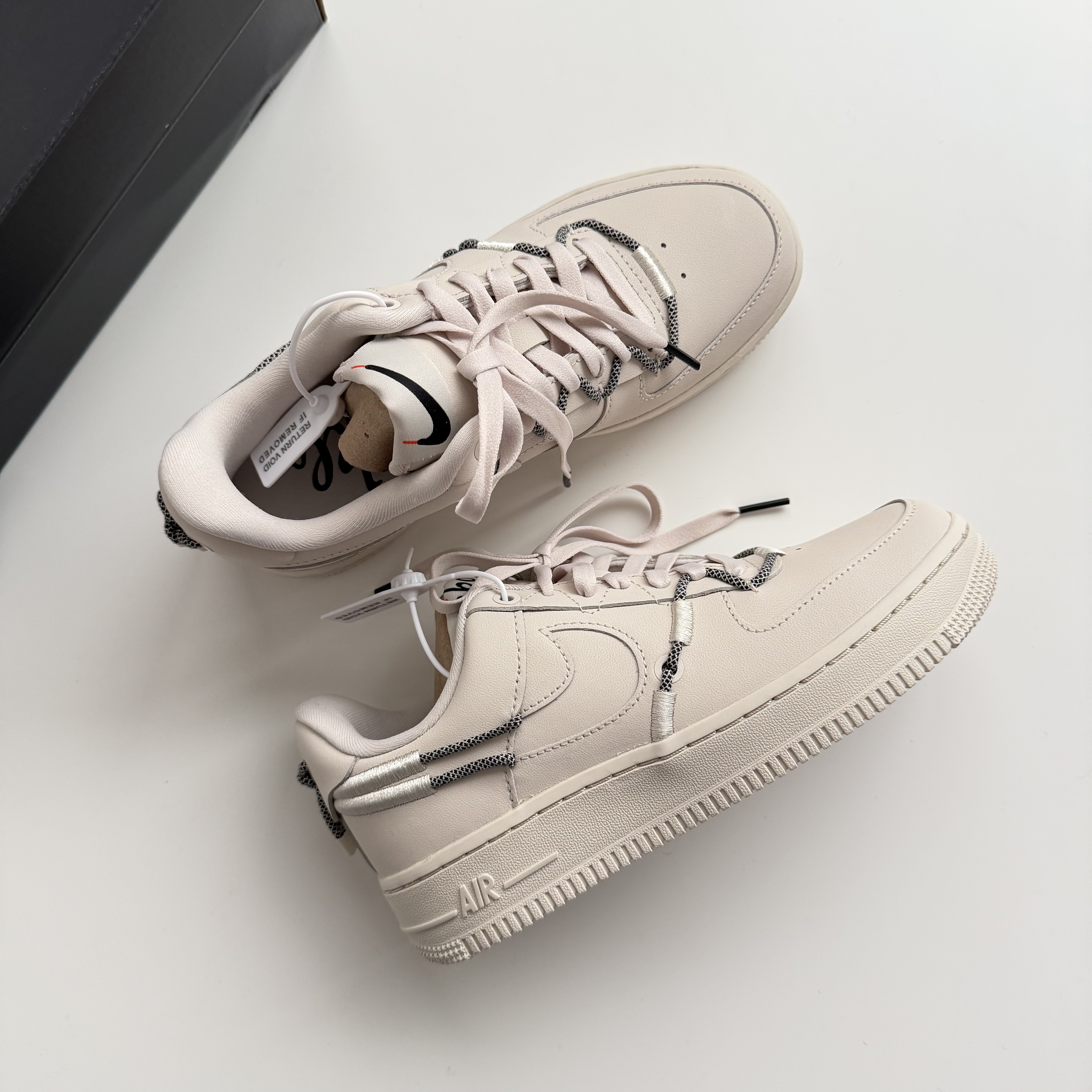 瑕疵出清，23CM┃女鞋 NIKE AIR FORCE 1 奶茶色 燕麥色 卡其色 抽繩 打結 AF1 DH4408-102