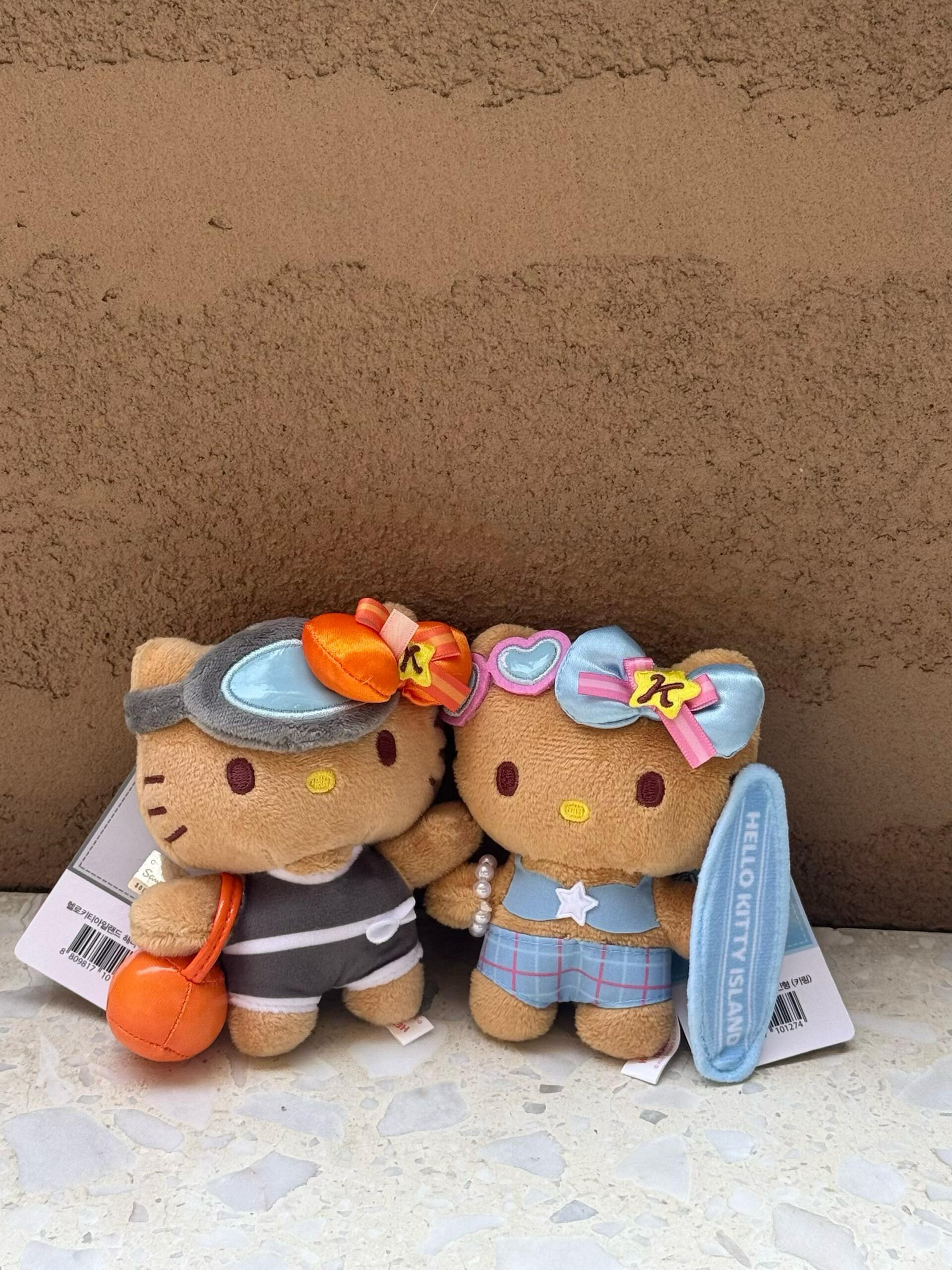 【預購】韓國 Sanrio 三麗鷗正版 Hello Kitty X 濟州島限定店 黑皮系列 海女 寶寶藍 衝浪 娃娃 吊飾