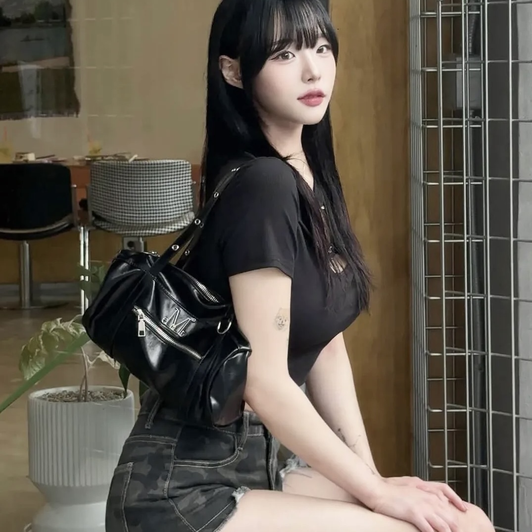 MUCENT 金屬LOGO 全黑 圓筒單肩包 韓國代購 個性