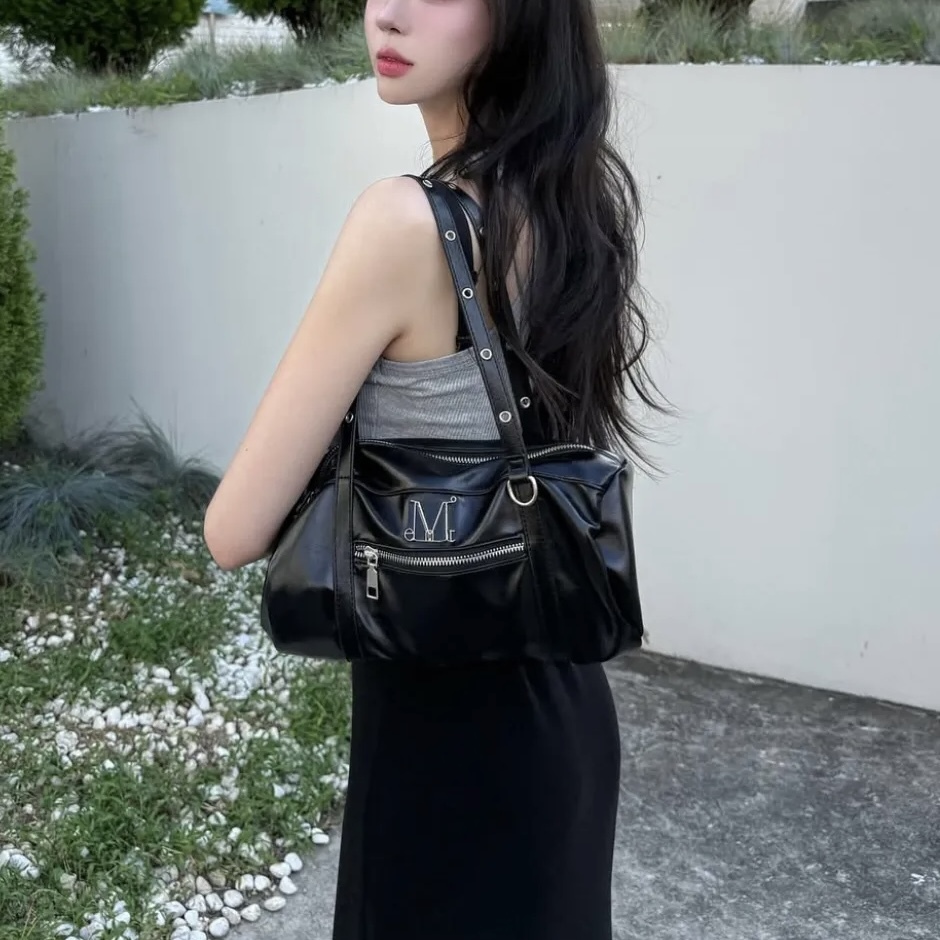 MUCENT 金屬LOGO 全黑 圓筒單肩包 韓國代購 個性
