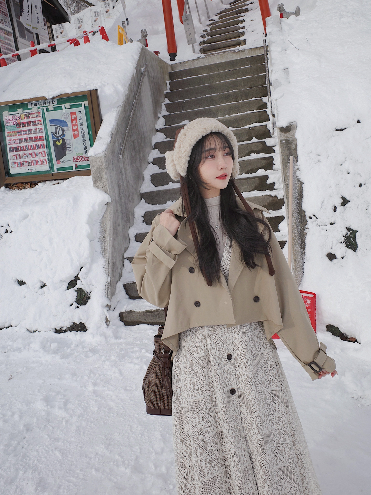 25A203 早春搶先 設計師款蕾絲風衣洋裝+前短後長斗蓬風衣 Set