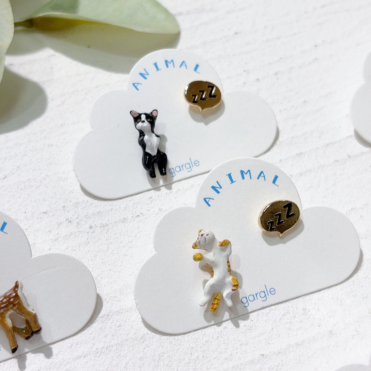 頭向上望的動物耳環