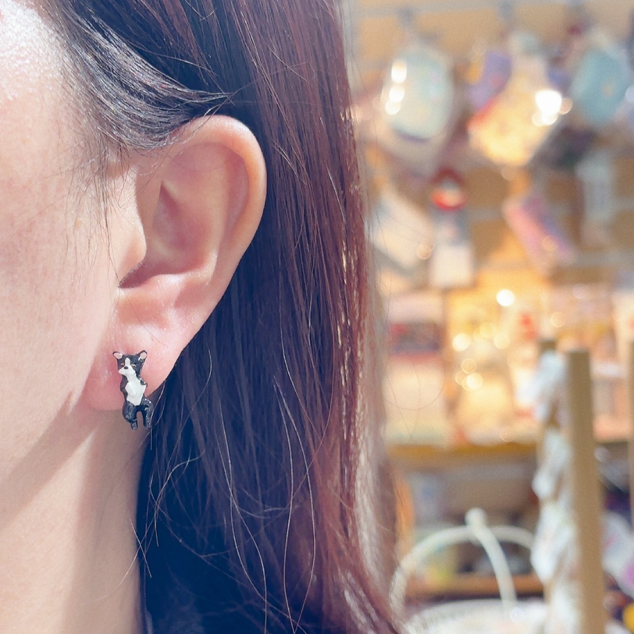頭向上望的動物耳環