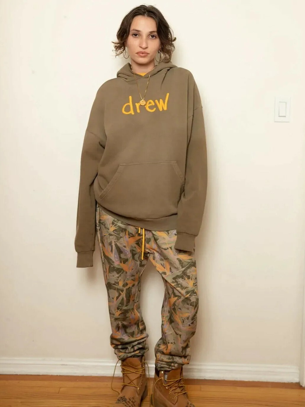 Drew House 正面草寫字母Logo 橄欖綠 帽T