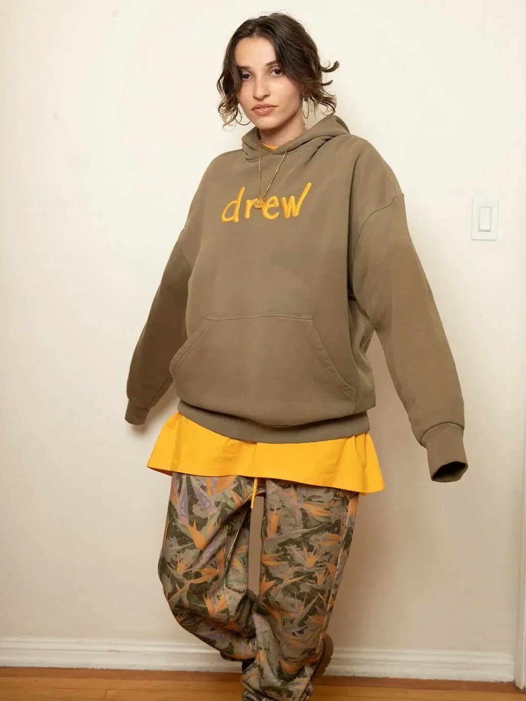 Drew House 正面草寫字母Logo 橄欖綠 帽T