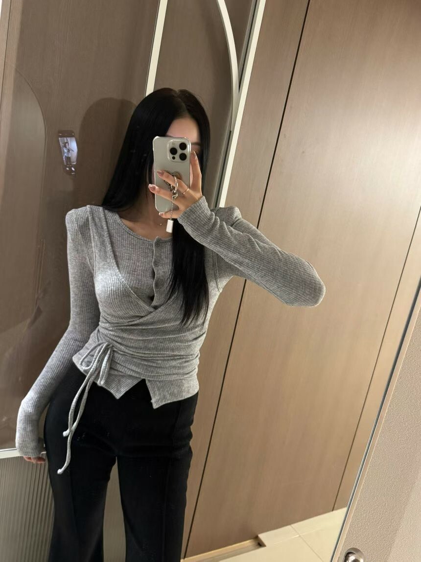 綁帶交錯墊肩合身T