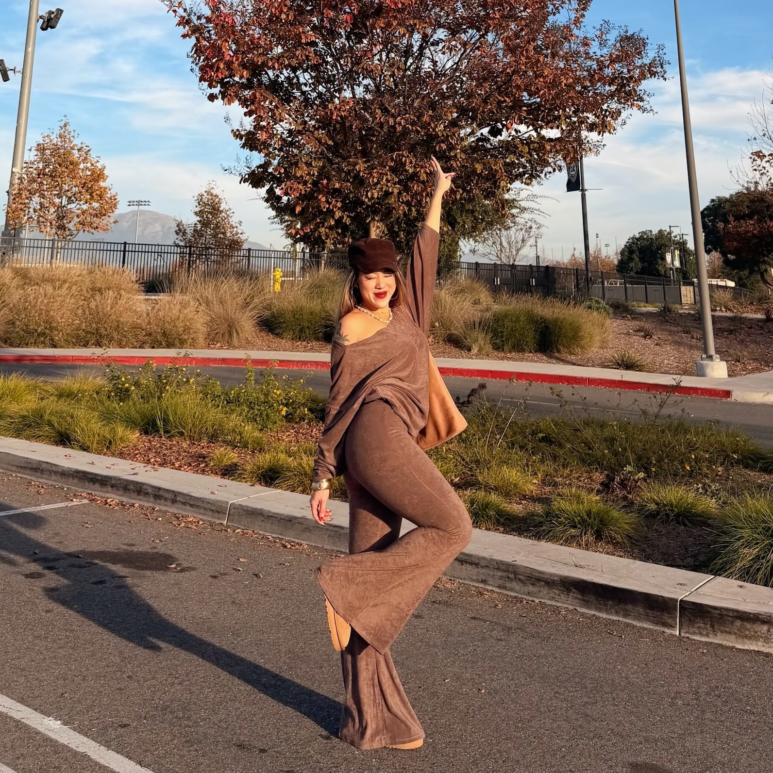 𝑳.𝑨. 𝑺𝒕𝒓𝒆𝒆𝒕𝒔 🎞️ 美式斜肩慵懶套裝(2色)