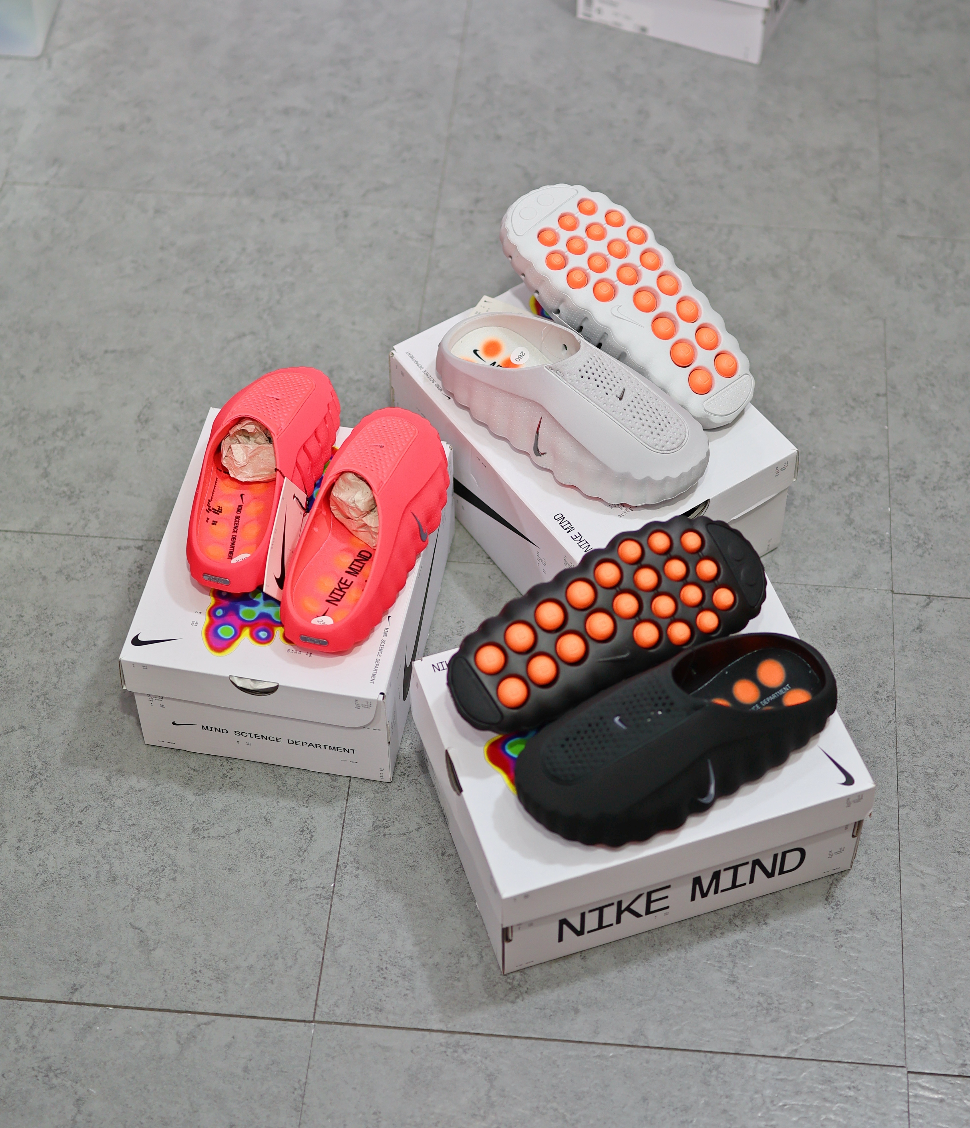 NIKE MIND 001 Slide 賽前拖鞋 灰色/黑色/紅色  HQ4307-001