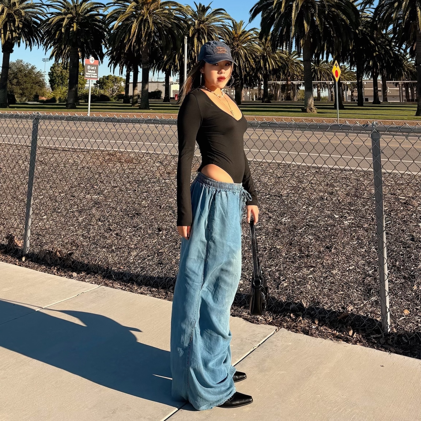 美式深Ｖ極簡Bodysuit(2色)