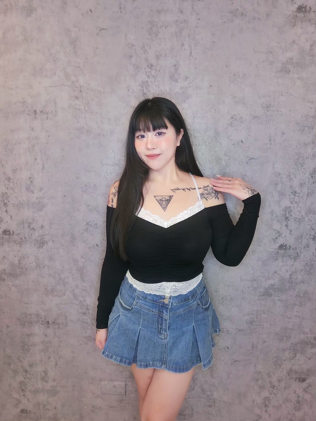 蕾絲滾邊胸抓皺上衣