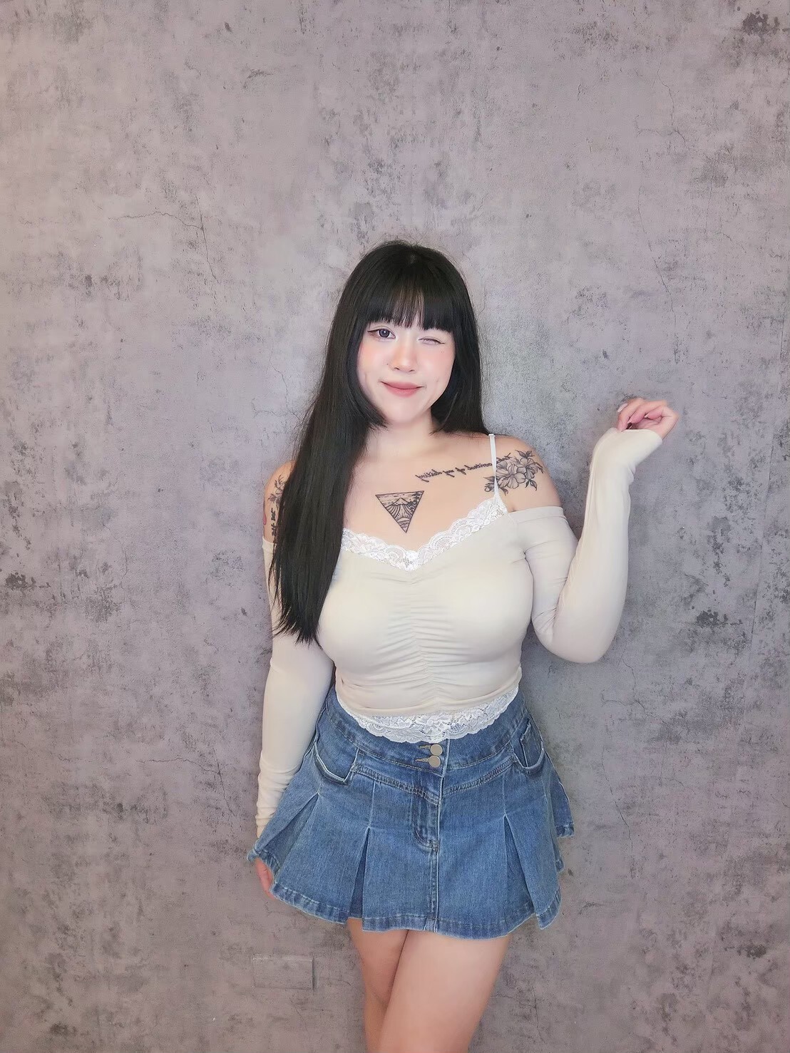 蕾絲滾邊胸抓皺上衣