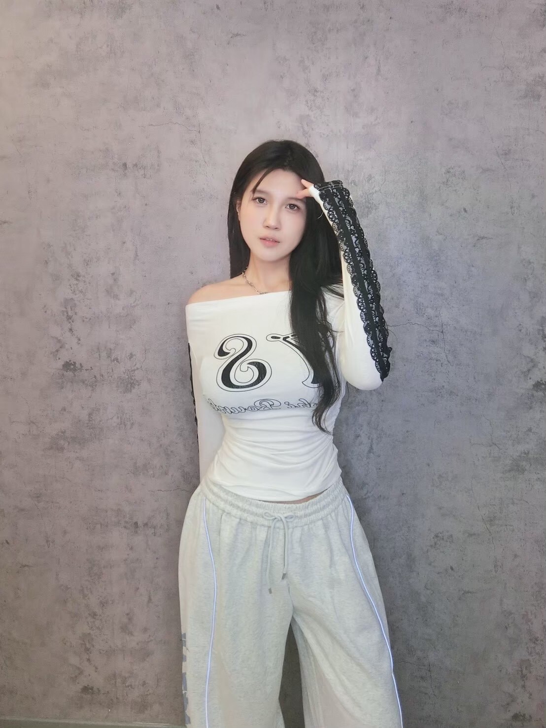 一字領字母拼接蕾絲長袖上衣