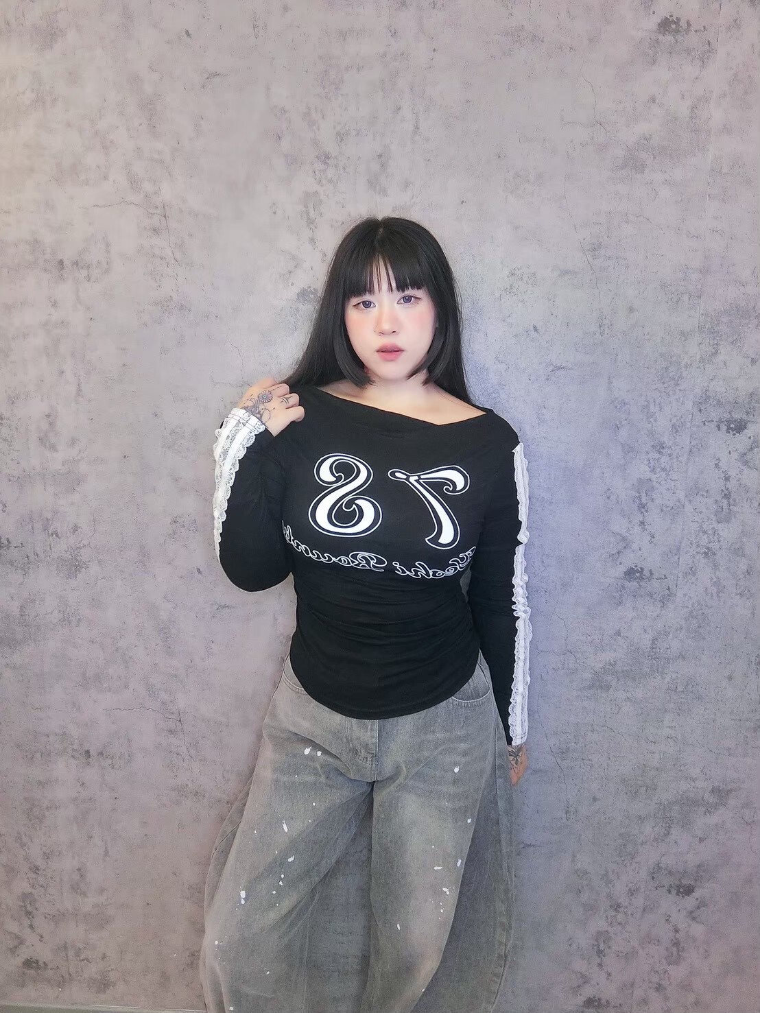 一字領字母拼接蕾絲長袖上衣