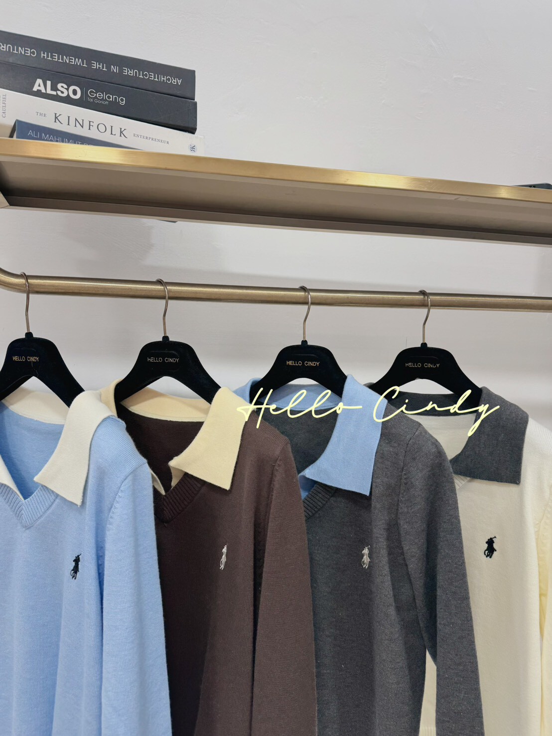 B01071 Cindy大推超值款~撞色領小馬刺繡針織衫