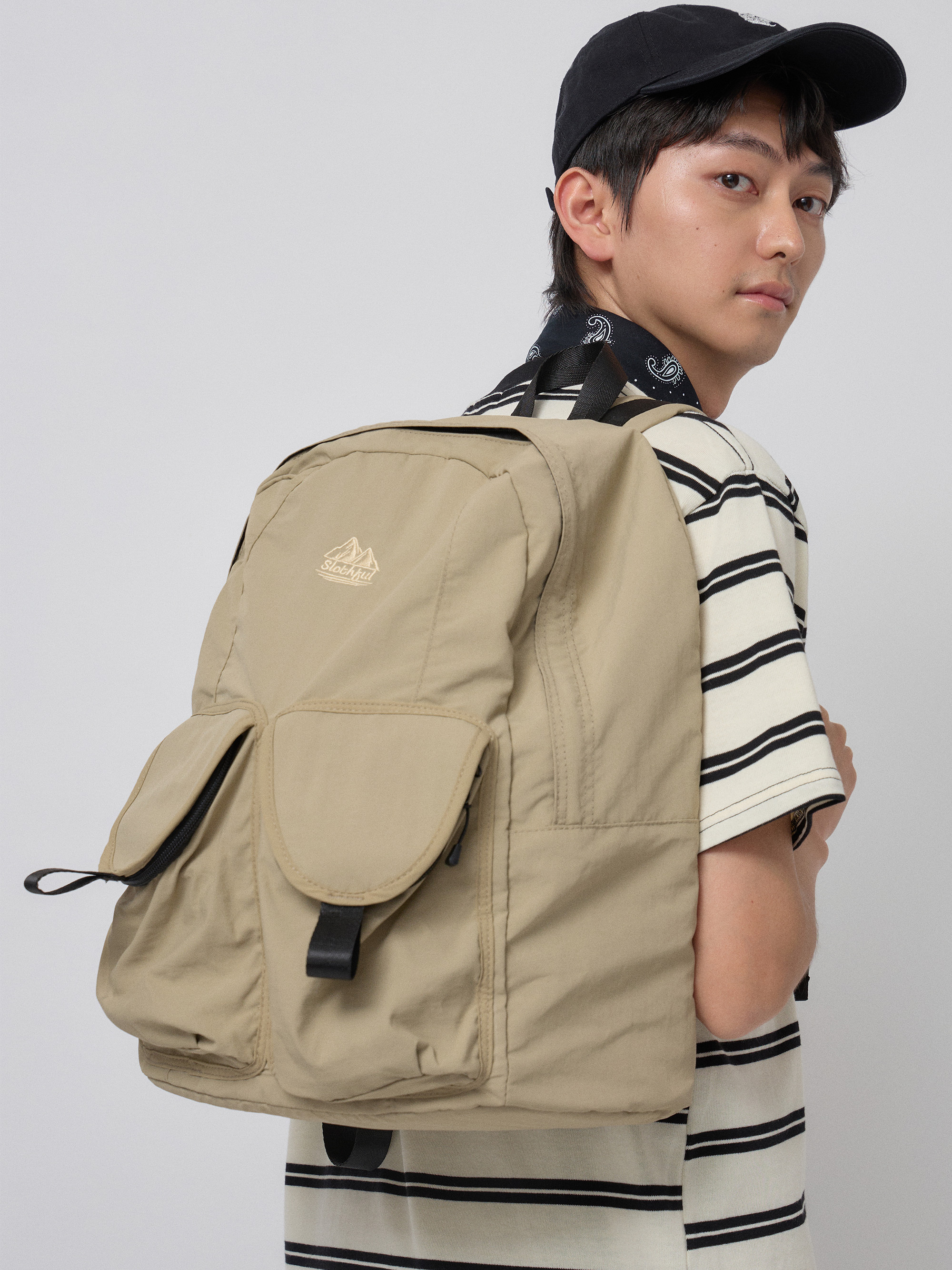 機能大容量防潑水背包