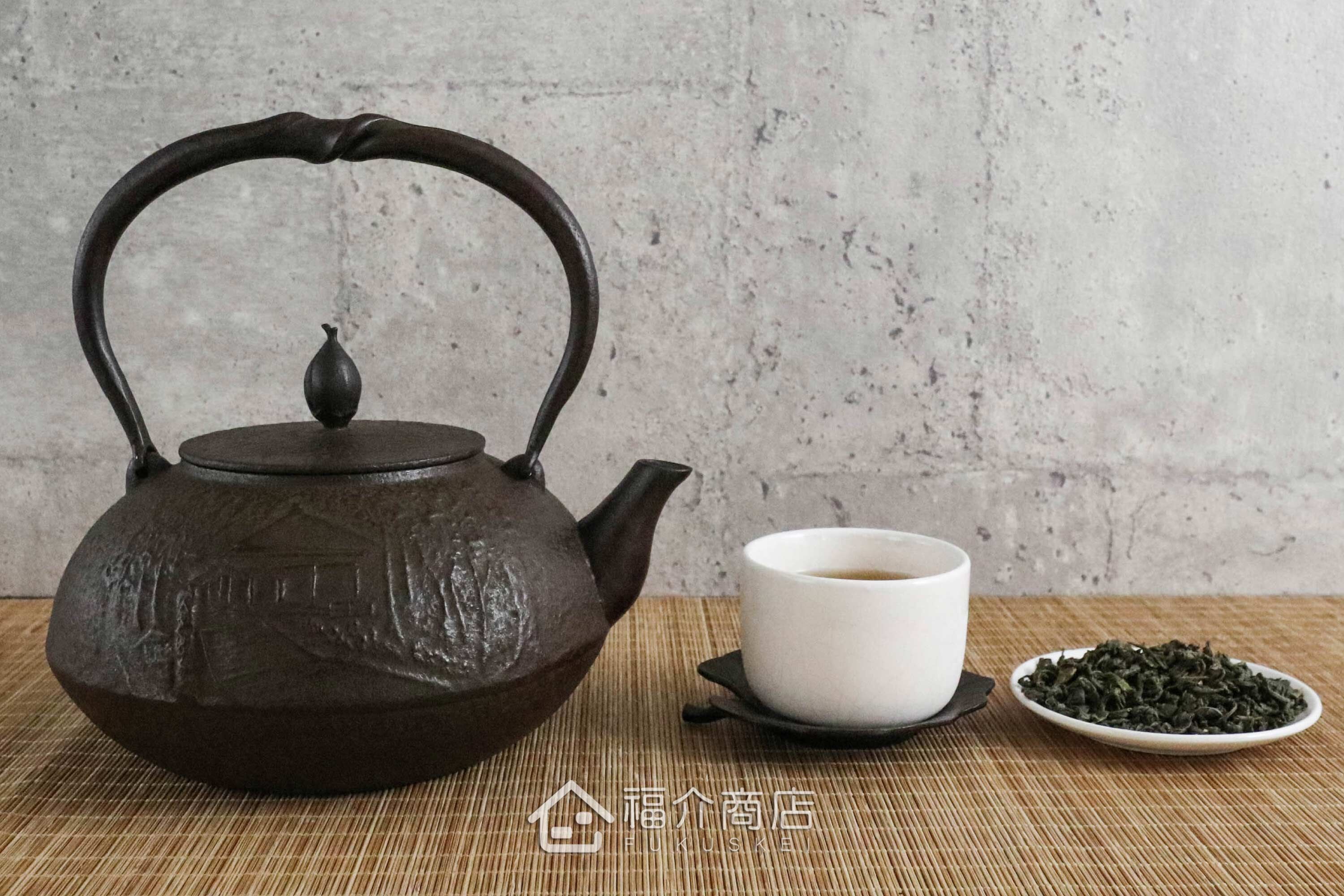 「黃綬褒章」南部鐵釜師佐藤勝久所製作的日本鐵壺,壺身設計平泉町造型紋樣,煮水泡茶用的鐵壺