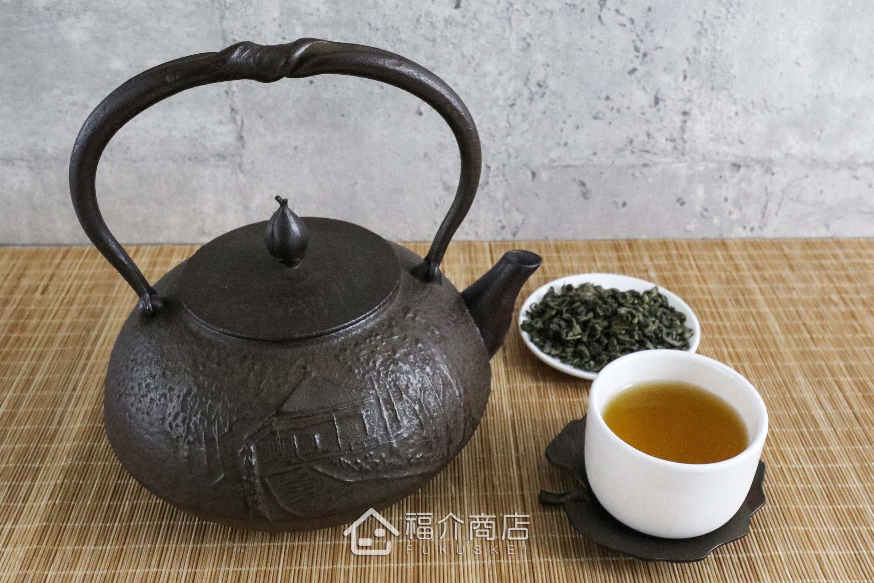 「黃綬褒章」南部鐵釜師佐藤勝久所製作的日本鐵壺,壺身設計平泉町造型紋樣,煮水泡茶用的鐵壺