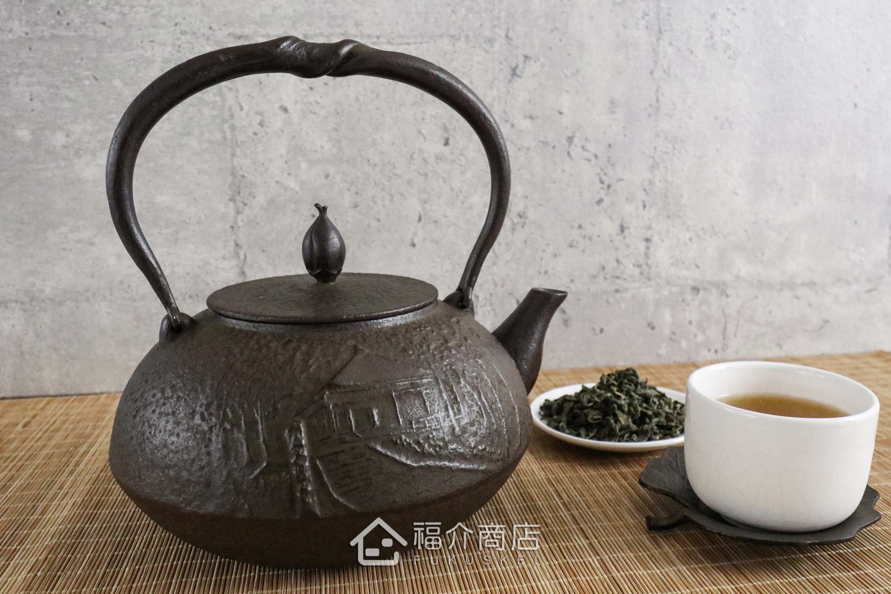 「黃綬褒章」南部鐵釜師佐藤勝久所製作的日本鐵壺,壺身設計平泉町造型紋樣,煮水泡茶用的鐵壺