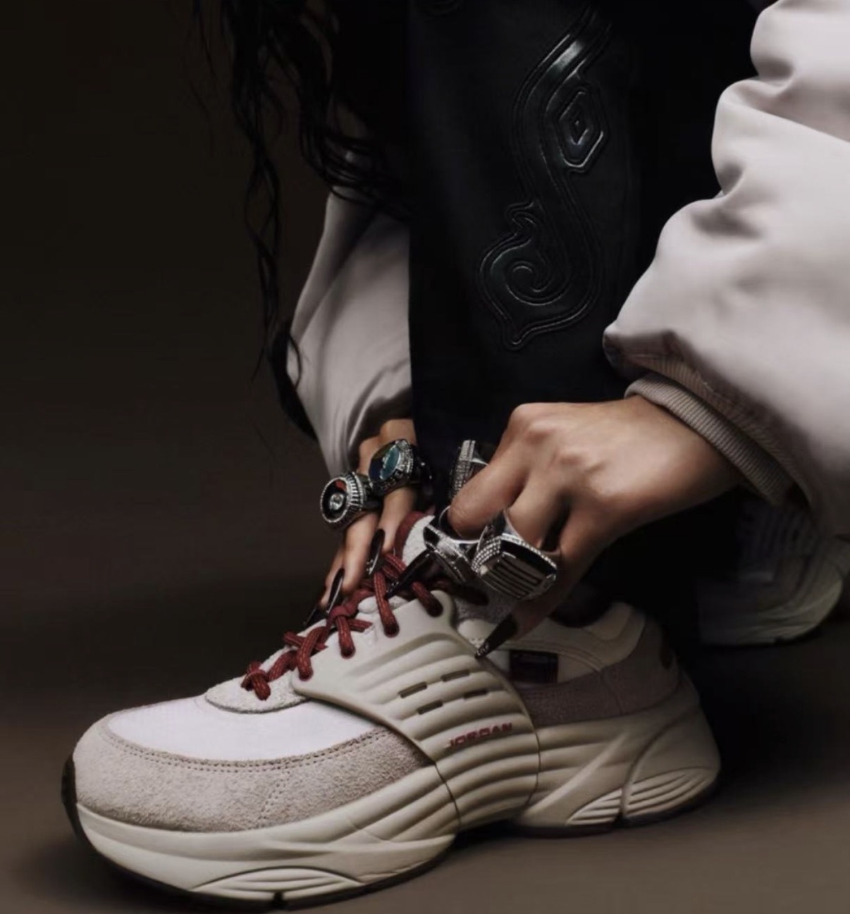 男鞋 NIKE JORDAN TRUNNER O/S 米紅色 馬年 新年 鄧紫棋同款 麂皮 回彈 喬丹 支撐 運動鞋【IQ1113-162】CNY