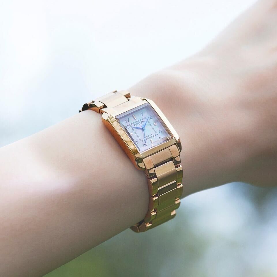 Citizen 星辰 L Eco-Drive Women's Watch with Mother-of-Pearl Dial, Stainless Steel Strap, Eco-Drive Technology EW5603-89Y 珍珠貝殼錶盤不銹鋼錶帶光動能女士腕錶