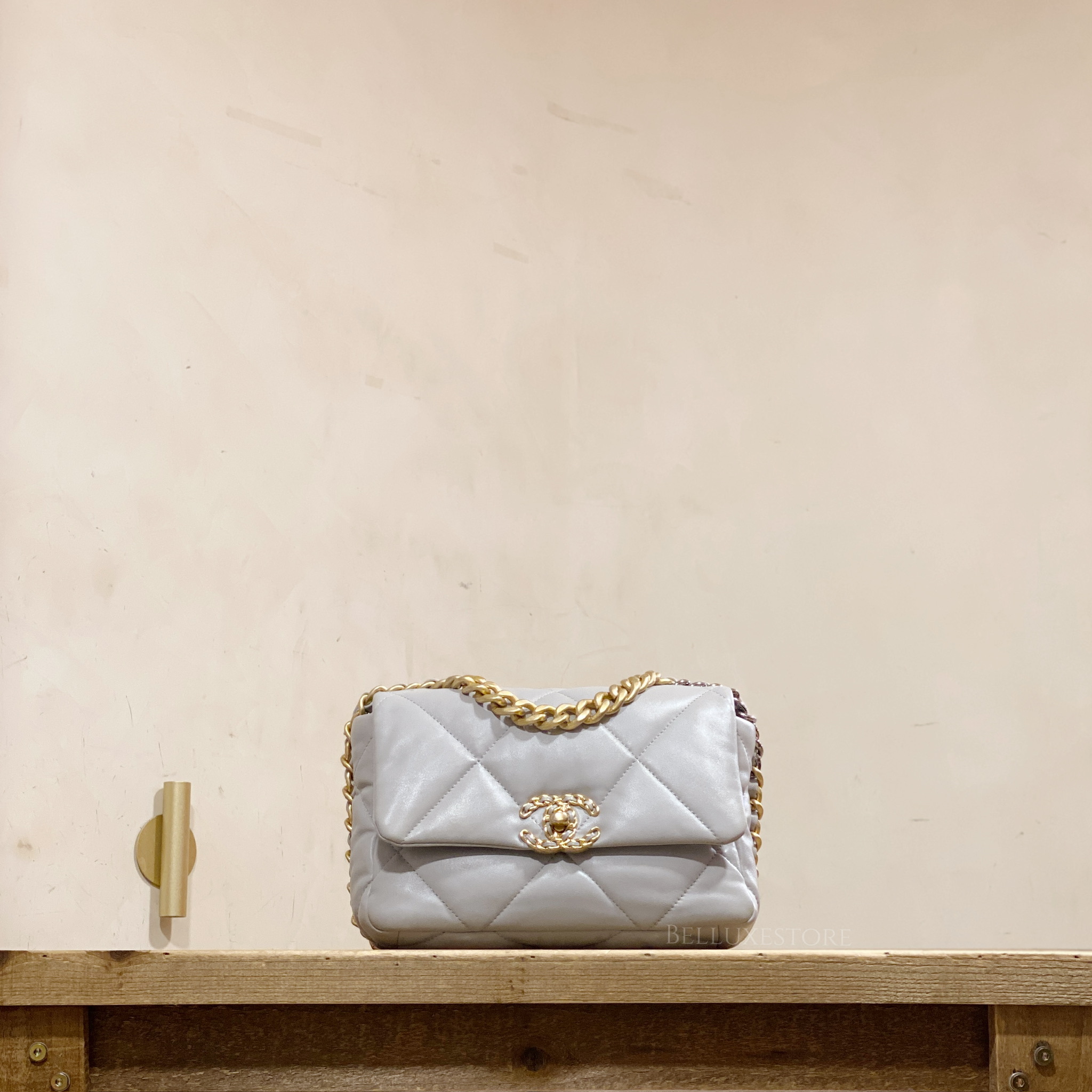 [Pre-owned] Chanel 19 small lambskin grey
