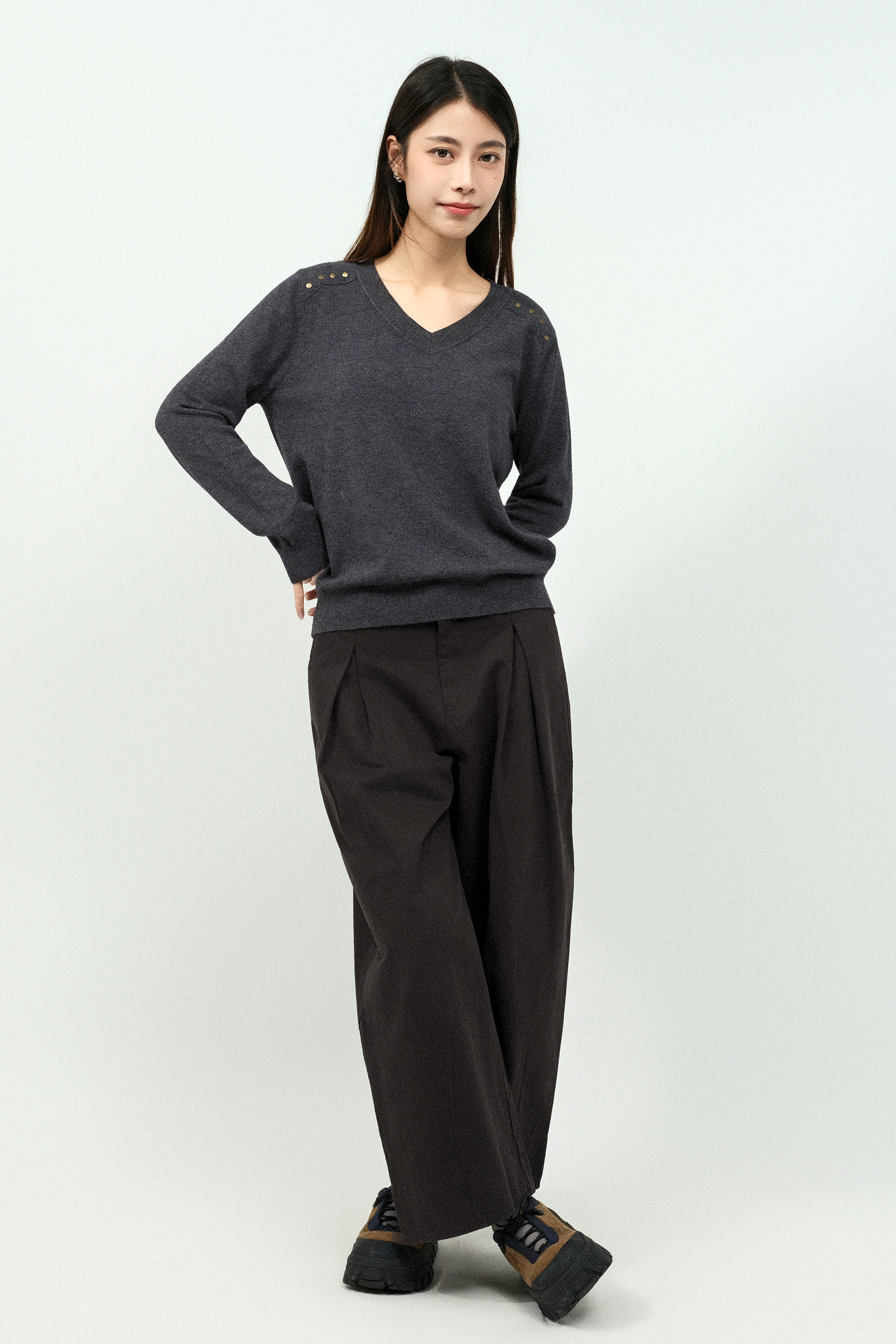 撞釘肩V領薄冷衫（預購產品）