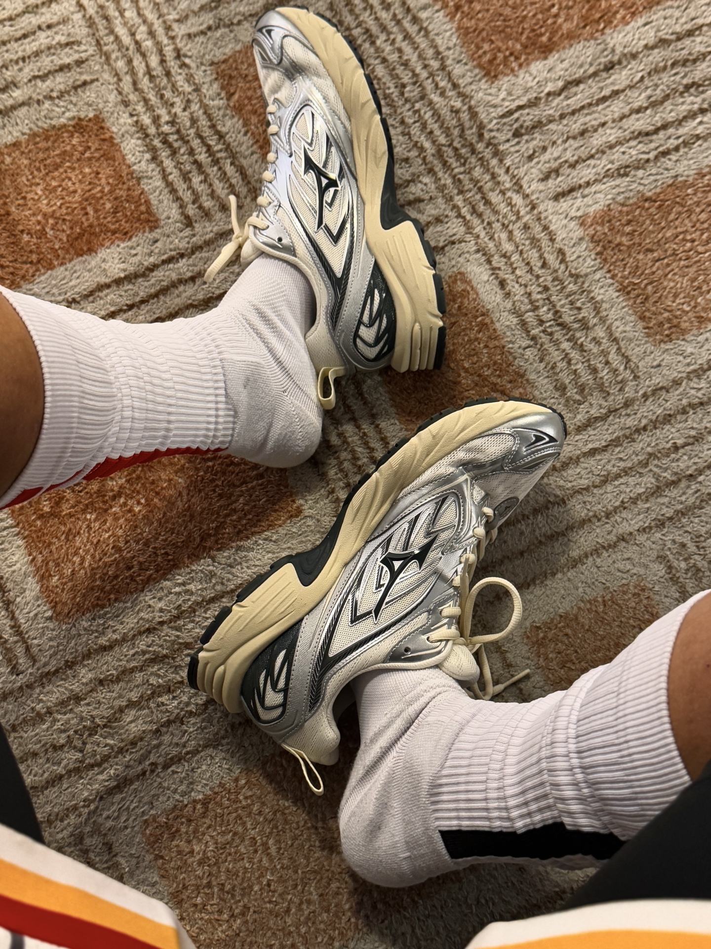 代購-Mizuno 美津濃 FIYI V2 液態銀 金屬 未來感 科技 銀黑白 奶油底 復古休閒鞋 D1GH241511