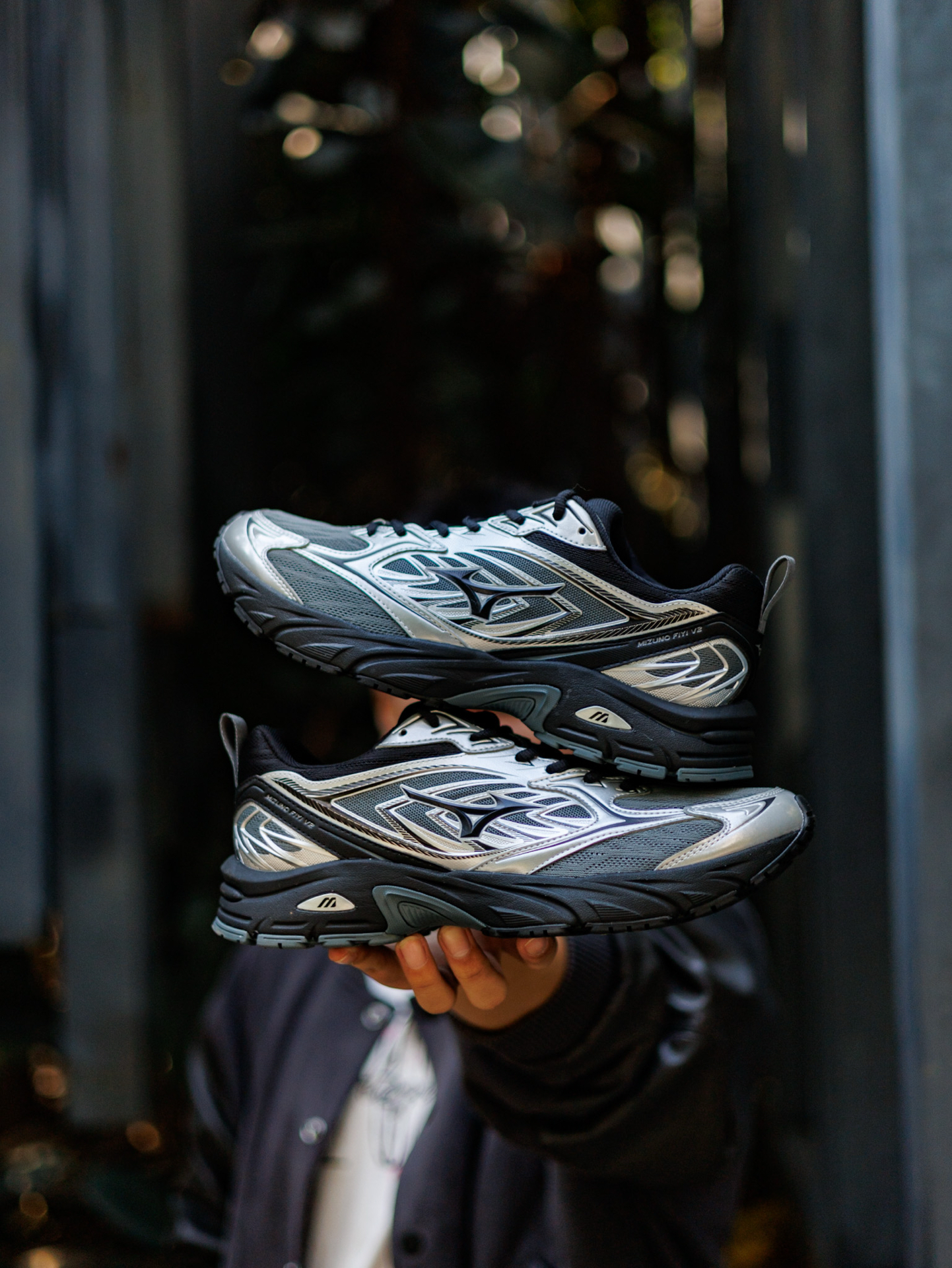 代購-Mizuno 美津濃 FIYI V2 液態黑銀 金屬 未來感 科技 銀黑 復古跑鞋 D1GH241504