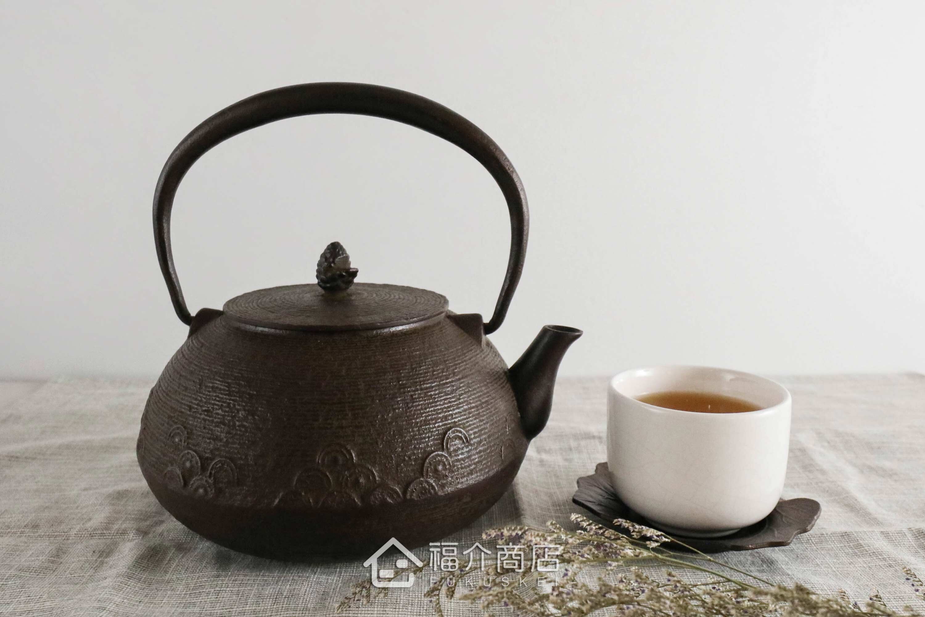 「黃綬褒章」南部鐵釜師佐藤勝久所製作的日本鐵壺,壺身設計糸目紋與青海波紋