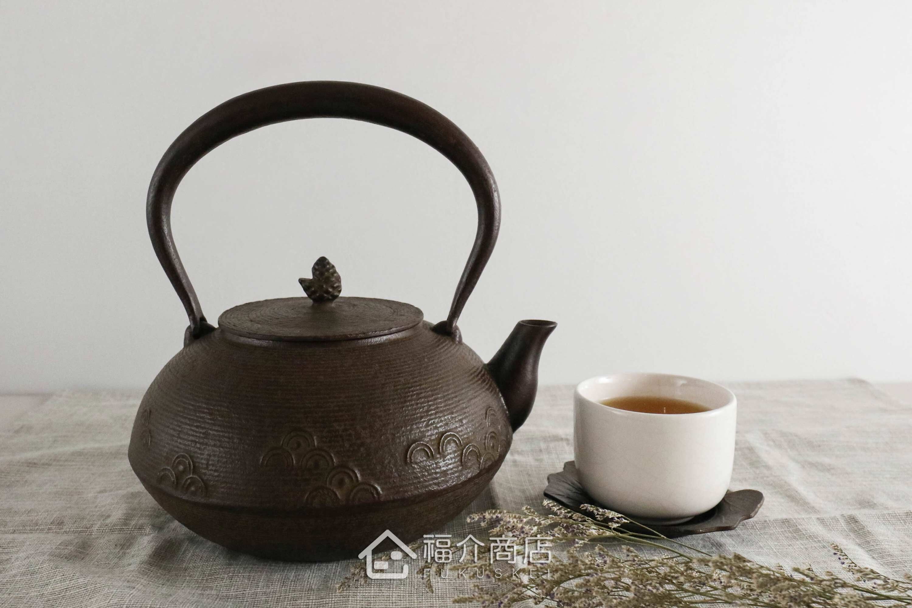 「黃綬褒章」南部鐵釜師佐藤勝久所製作的日本鐵壺,壺身設計糸目紋與青海波紋