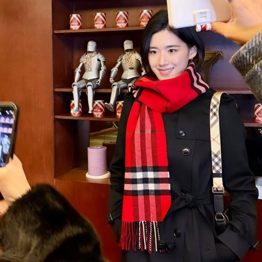 BURBERRY 鄭恩彩韓星同款 紅色格仔頸巾 (Made in Scotland)