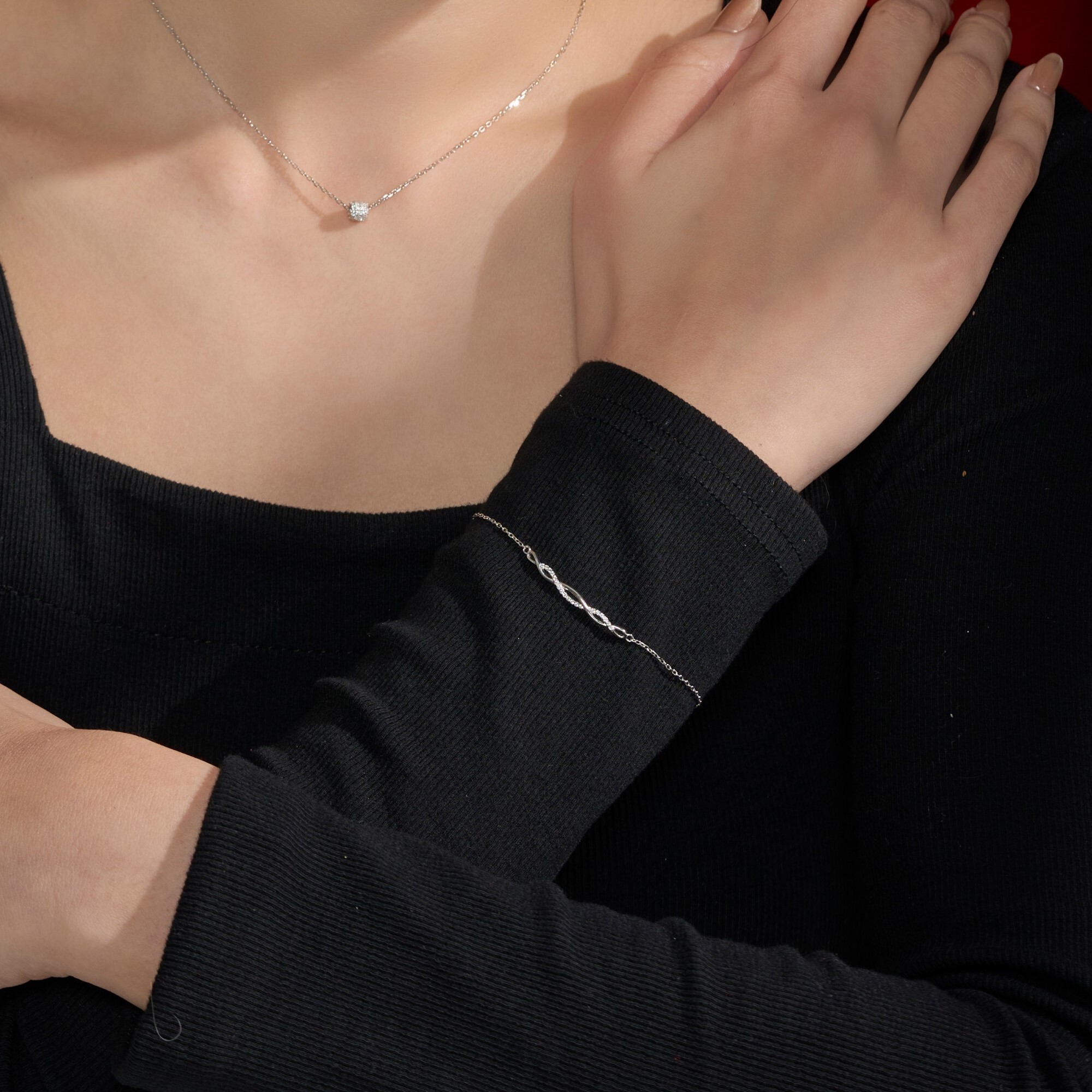 鑲嵌精鑲鋯鑽的純銀手鍊,屬於氣質和輕珠寶優雅款式