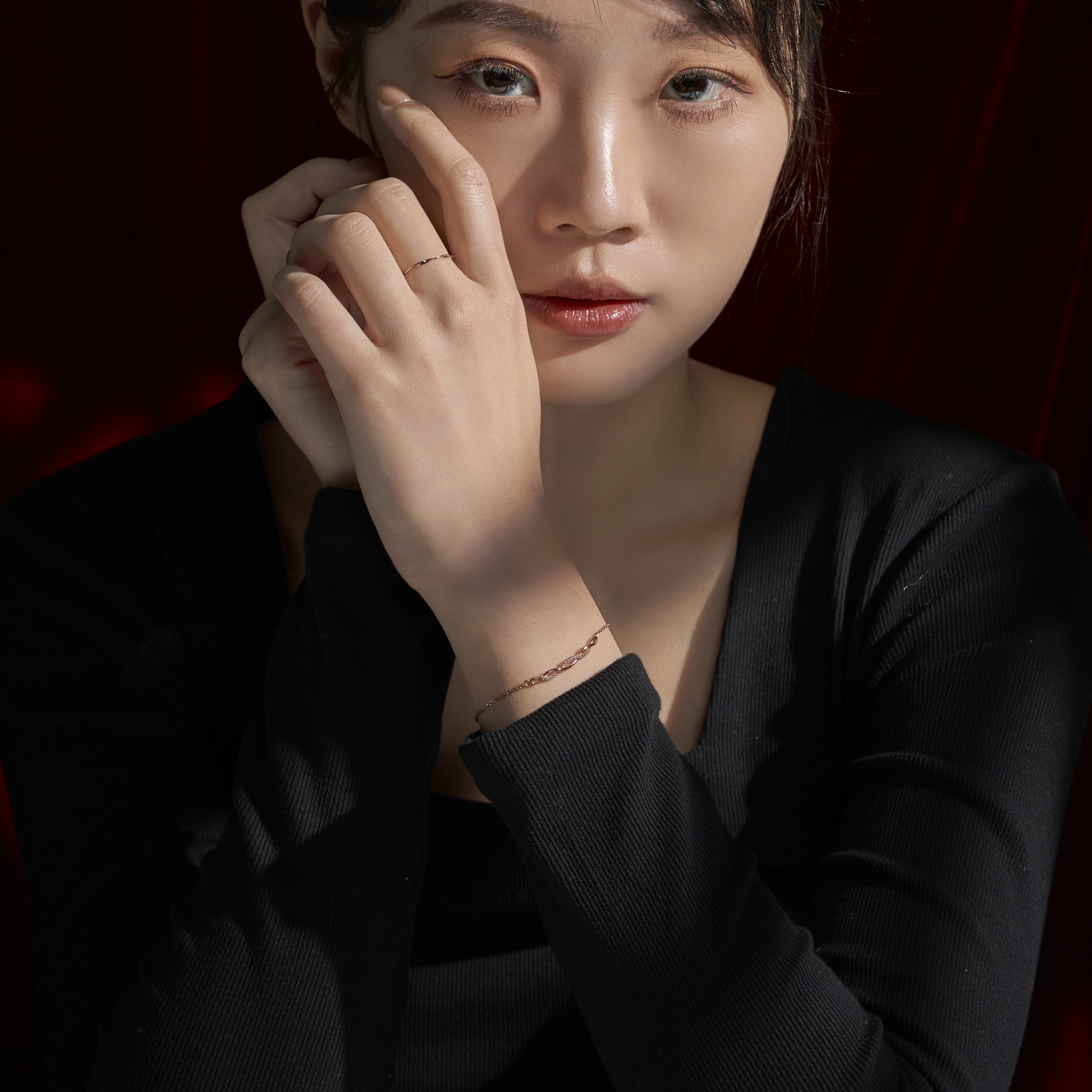 鑲嵌精鑲鋯鑽的純銀手鍊,屬於氣質和輕珠寶優雅款式