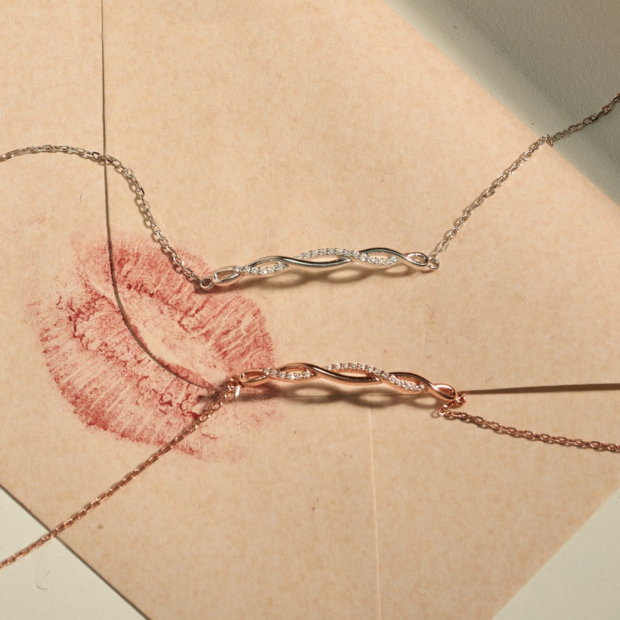 鑲嵌精鑲鋯鑽的純銀手鍊，屬於氣質和輕珠寶優雅款式