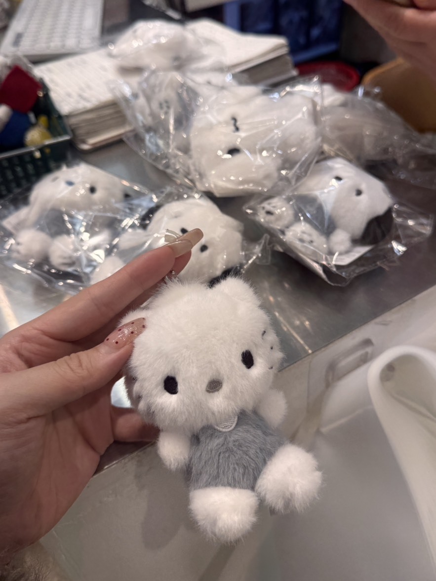 韓國首爾限定 灰白毛絨絨KITTY 丹尼爾