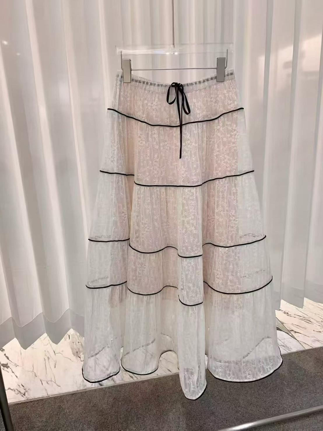 黑圈質感白蕾絲長裙