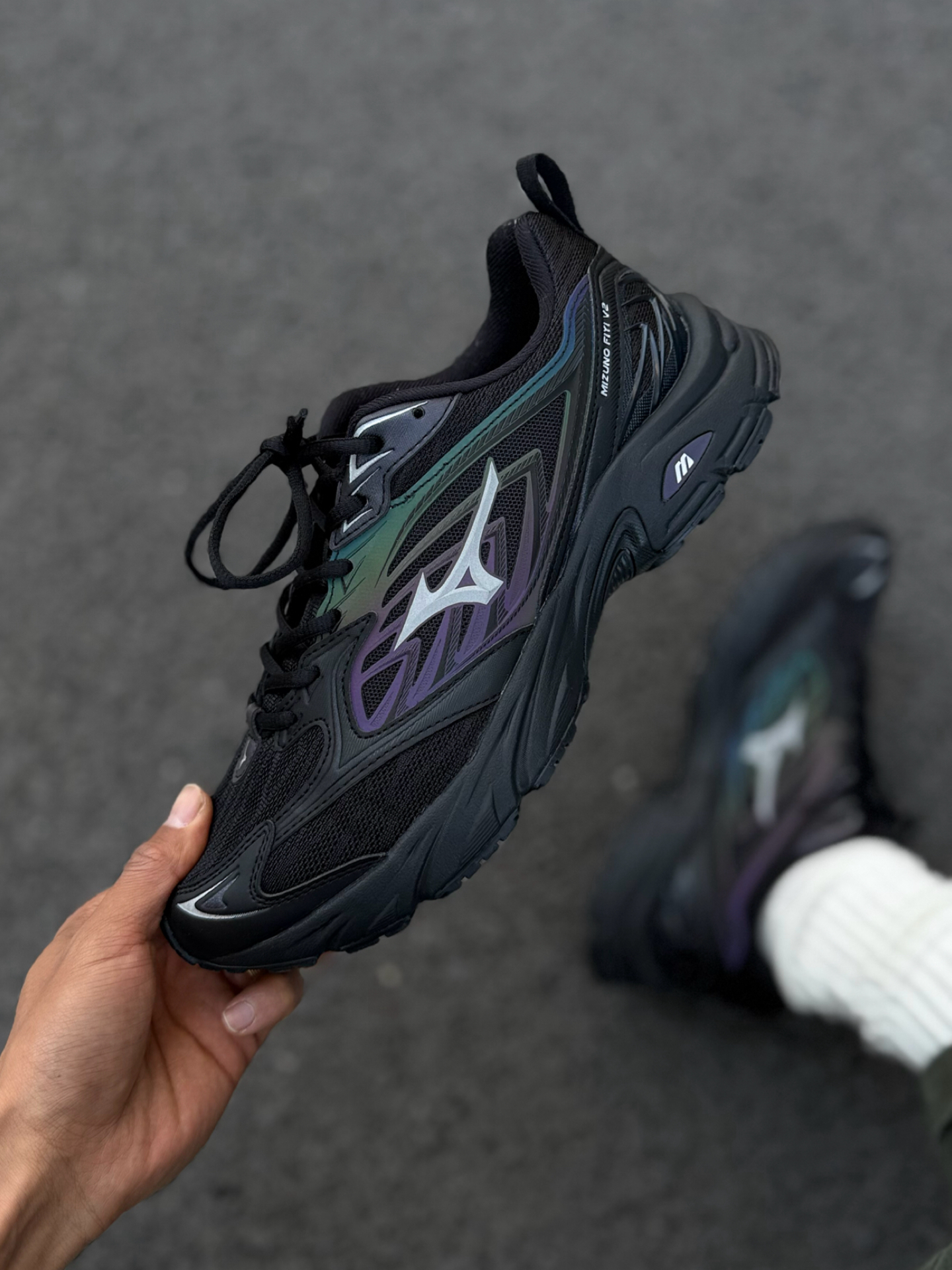 代購-Mizuno 美津濃 FIYI V2 液態黑 金屬 未來感 科技 黑彩 復古跑鞋 D1GH241502