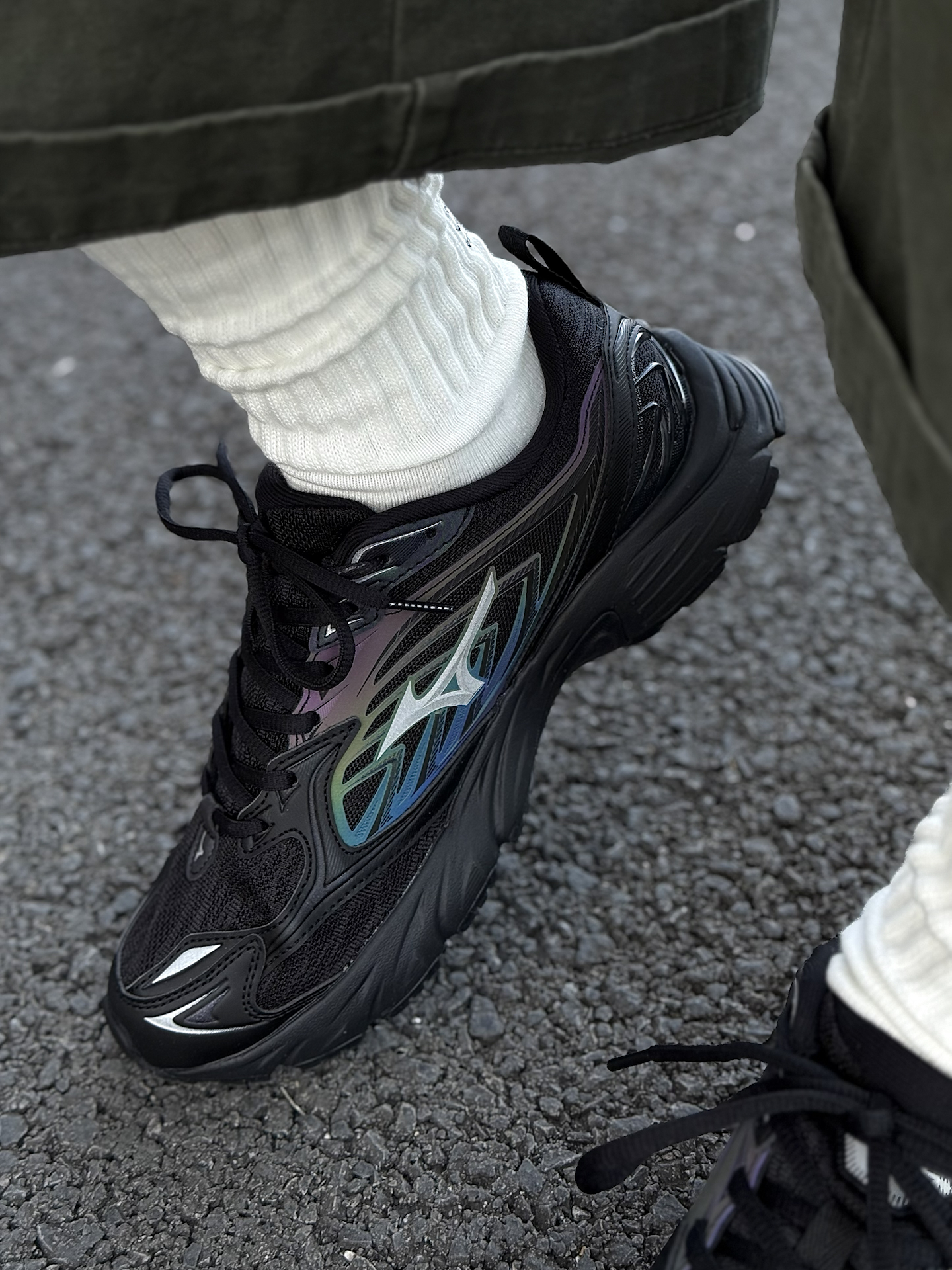 代購-Mizuno 美津濃 FIYI V2 液態黑 金屬 未來感 科技 黑彩 復古跑鞋 D1GH241502