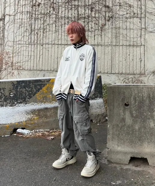 【限時特價】TRAVEL運動外套 線條 藝人著用款 韓國品牌 刺繡