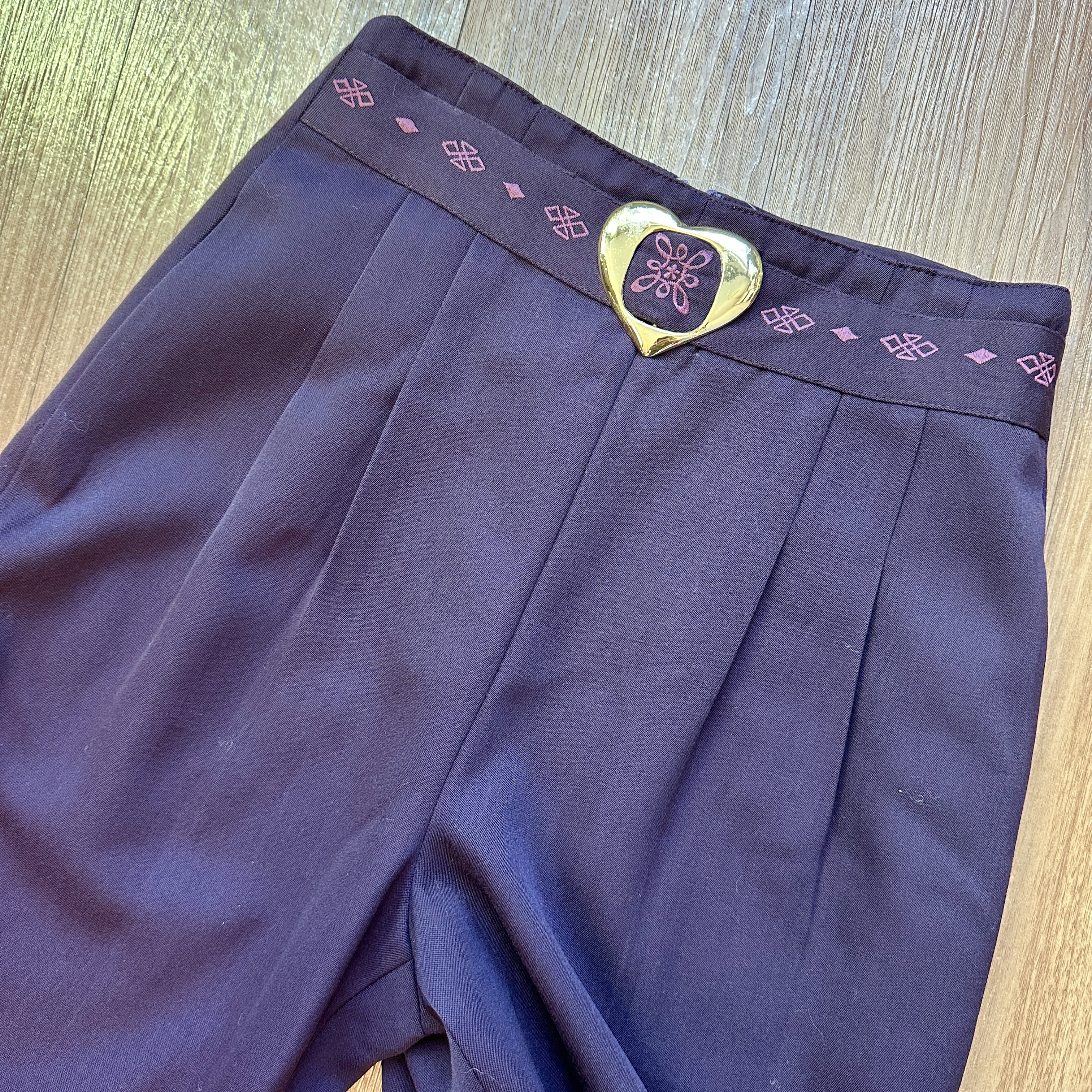 深紫色心形腰扣裝飾長褲