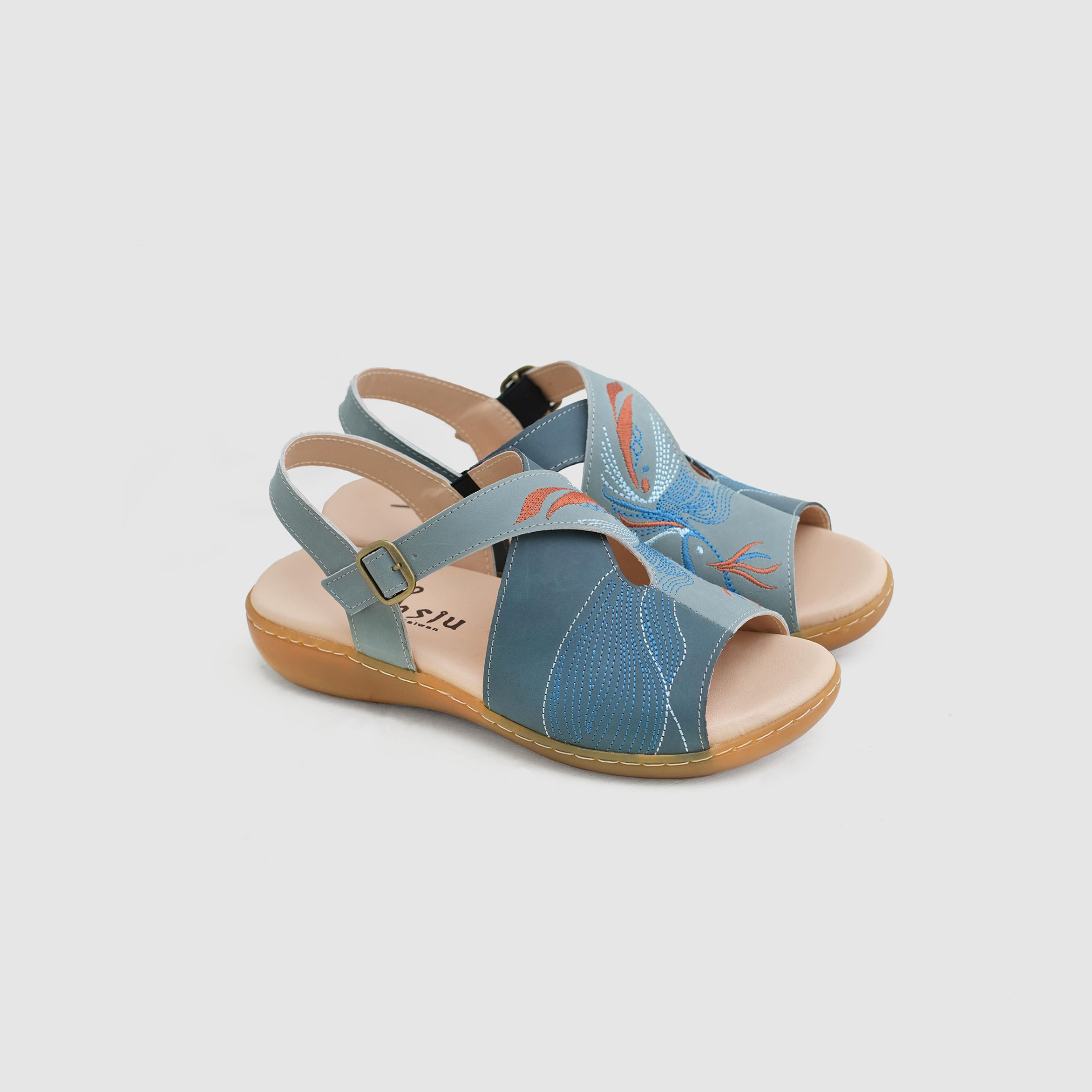 刺繡平口交叉涼鞋｜水中舞者(霧藍）