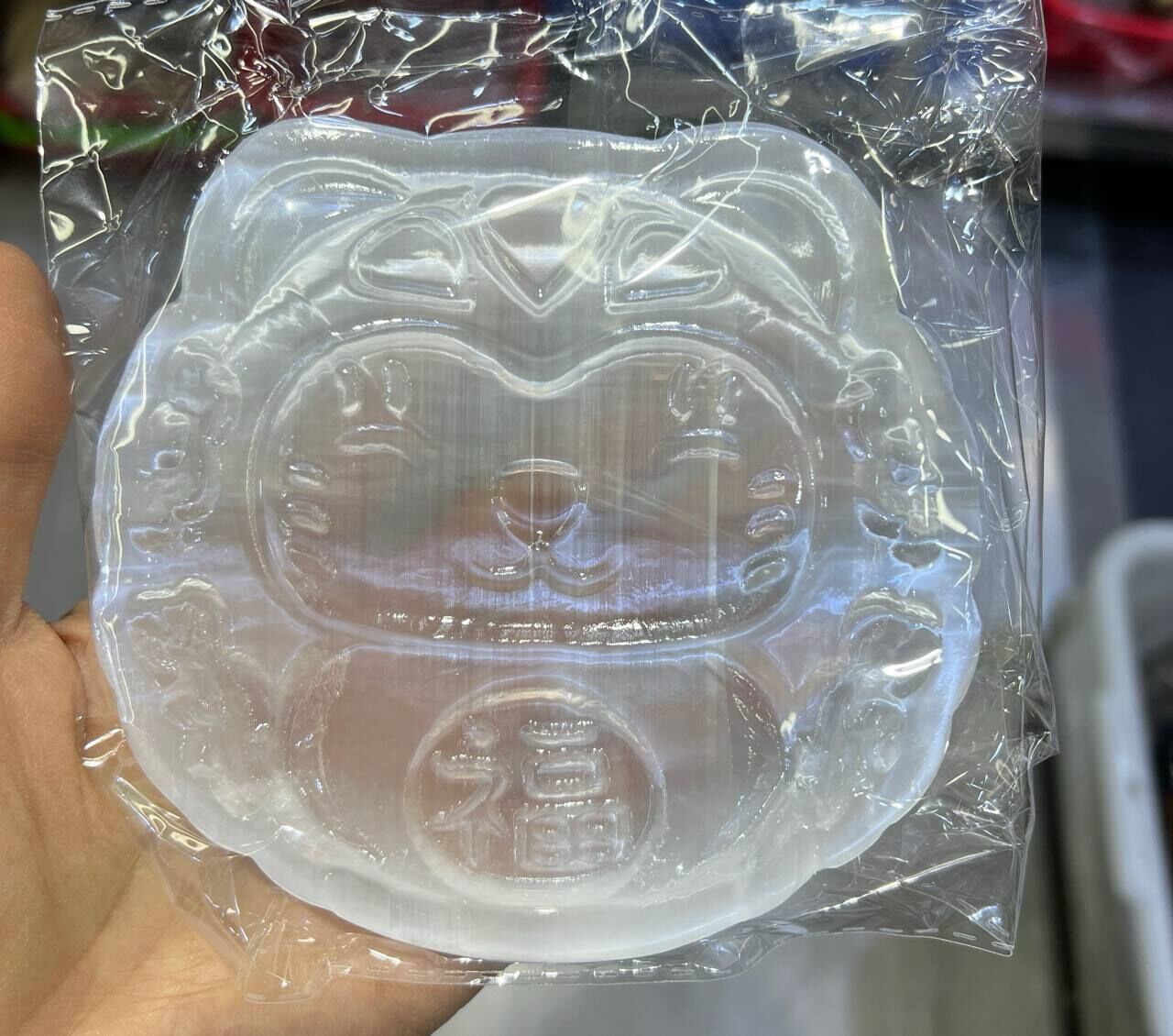 [S] GEMZ & CO 266 PALO SANTO SELENITE DARUMA CAT DISPLAY PLATE, V682 (V682)