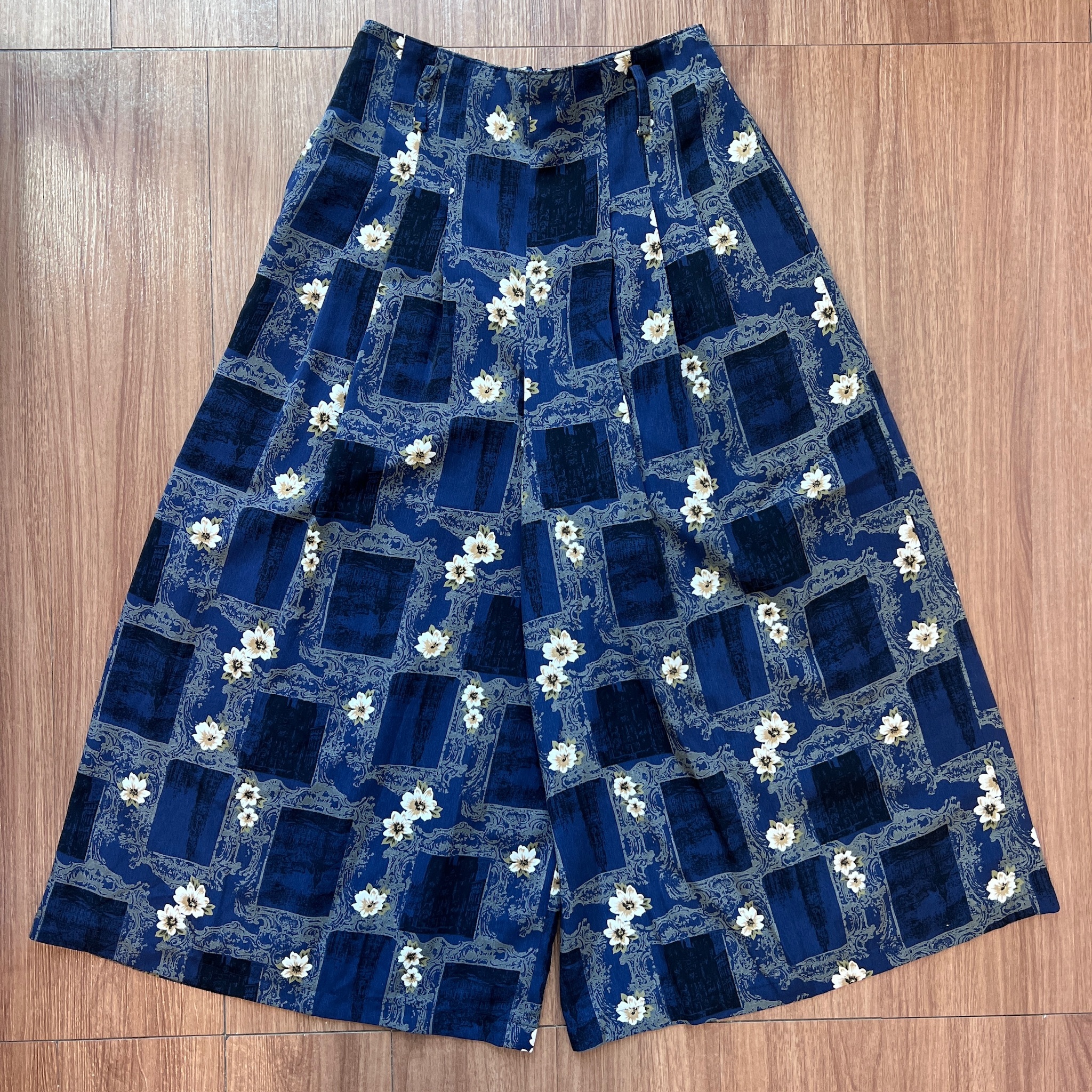 深藍色石牆花開闊褲