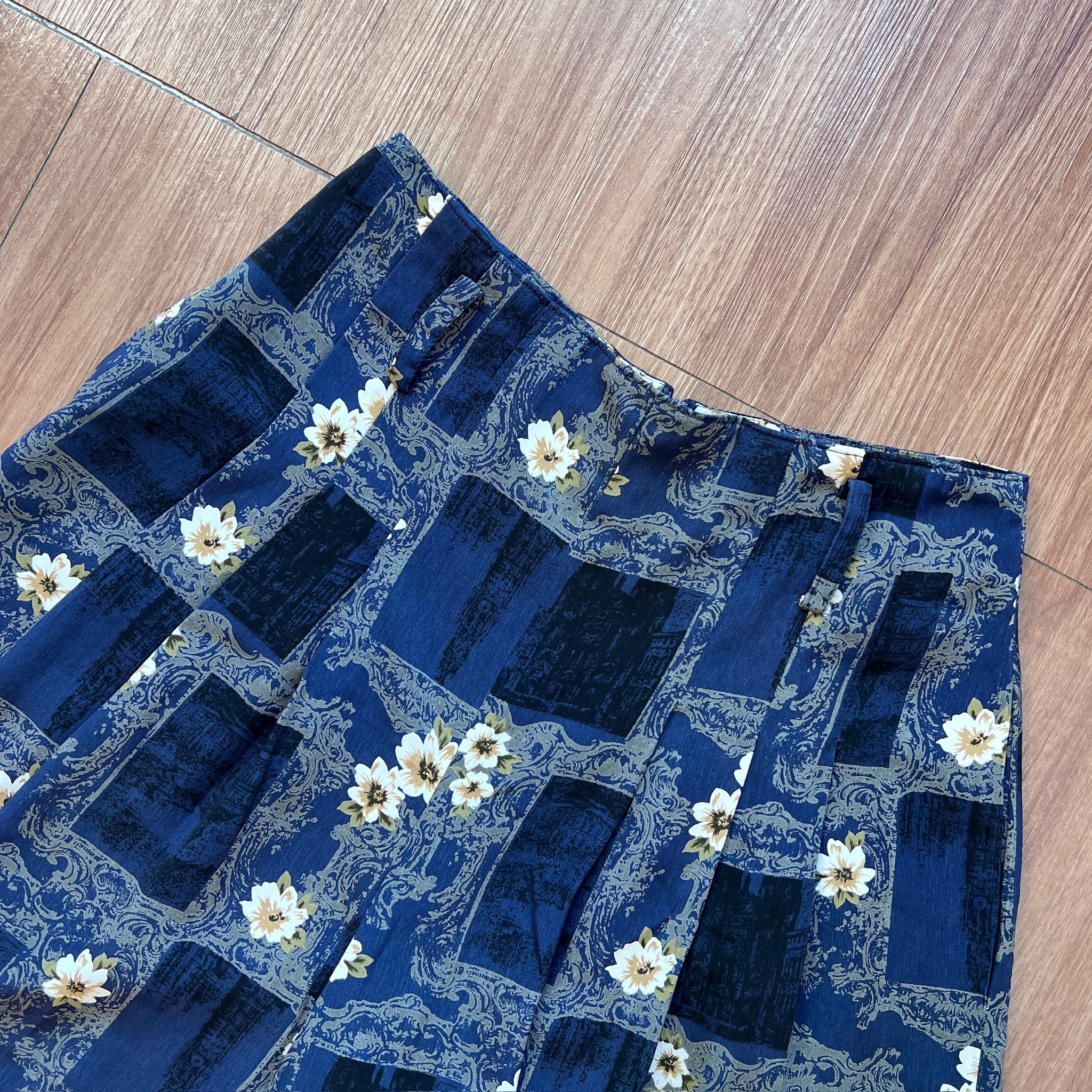 深藍色石牆花開闊褲