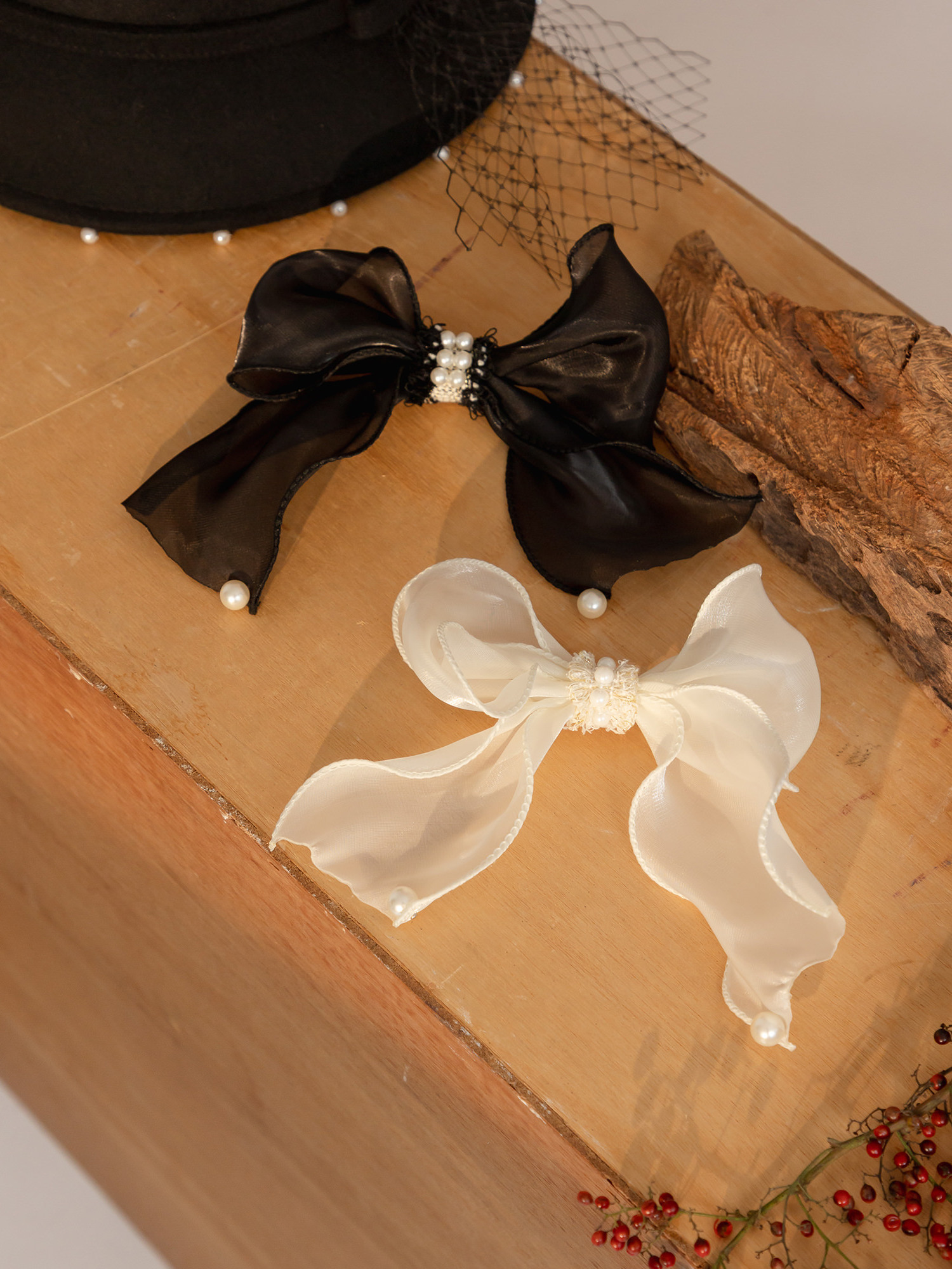 晴空日。MUCHAT手作14KGP透紗珍珠蝶結別針 (米白)