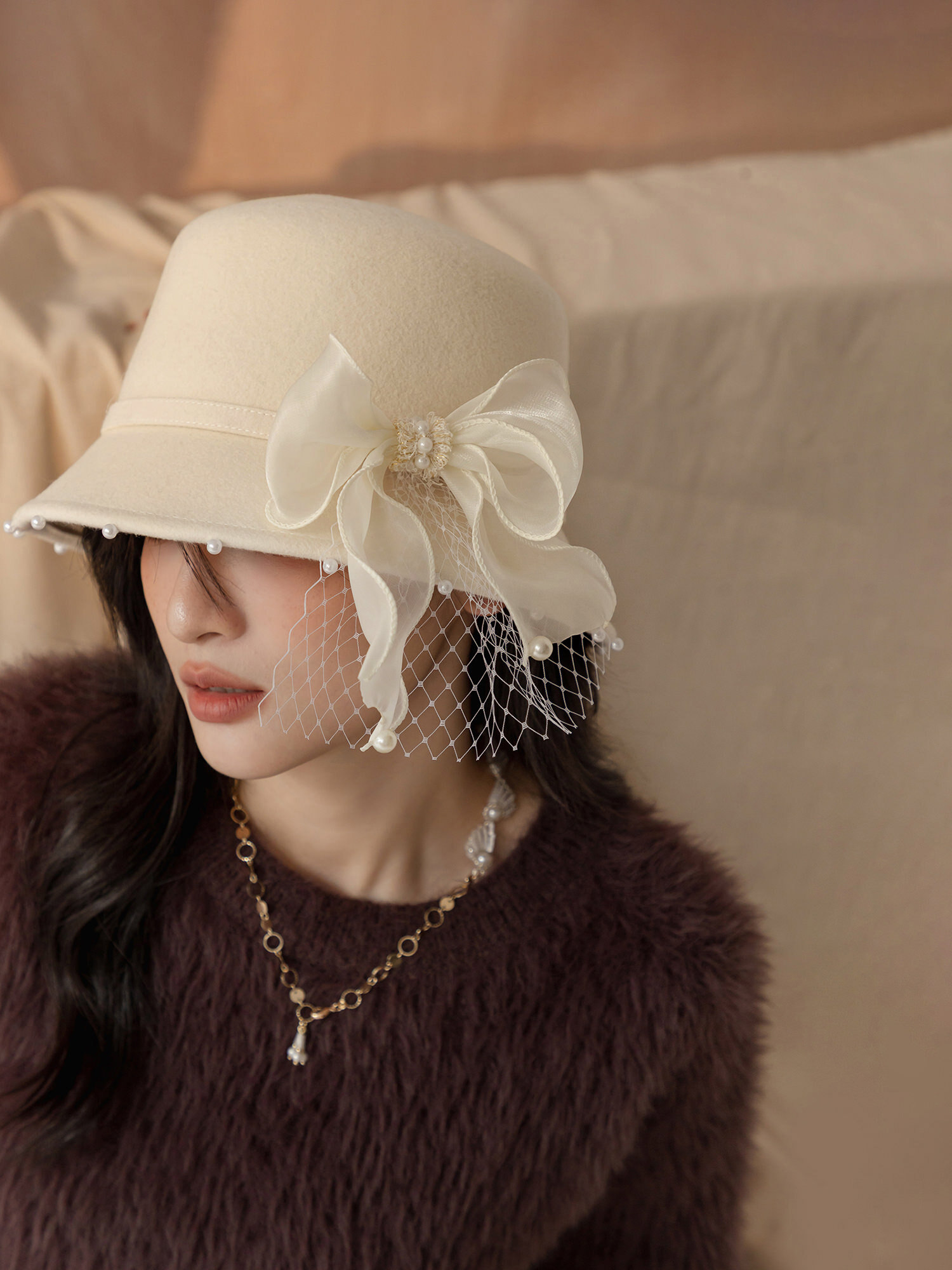 沉浸式劇場。MUCHAT手作蝶結珍珠毛呢淑女帽 (米白/含蝶結別針)