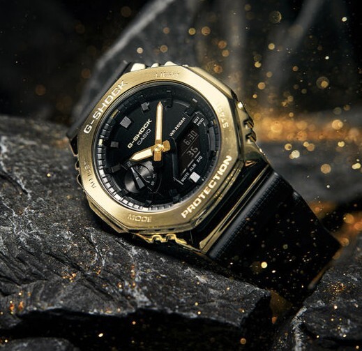 預購款【CASIO 卡西歐】 G-SHOCK 不鏽鋼八角設計 農家橡樹 金屬錶殼搭載原創經典設計 復古金 雙顯手錶 GM-2100G-1A9