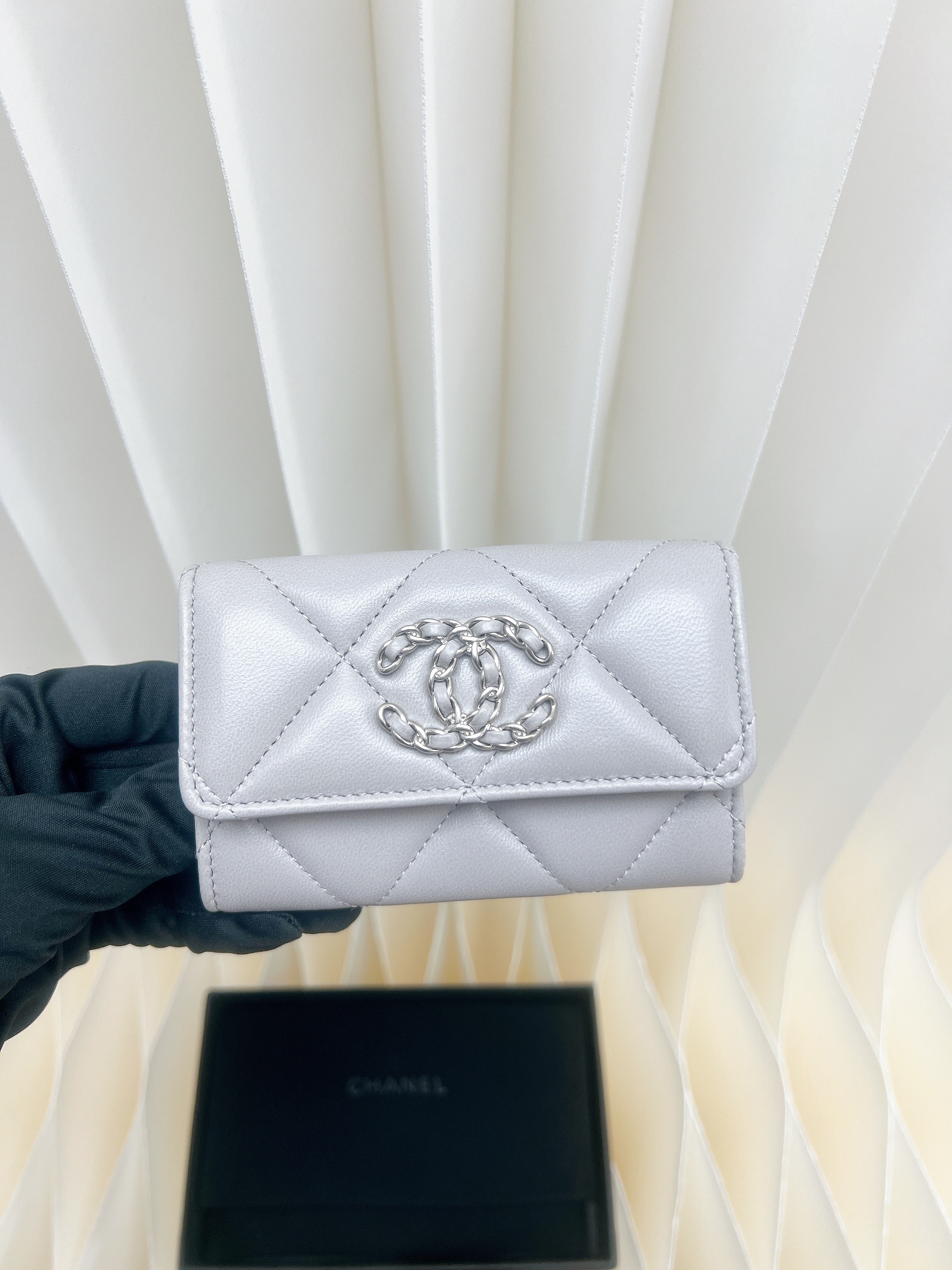 Chanel 19 wallet / card holder (grey lambskin/silver)